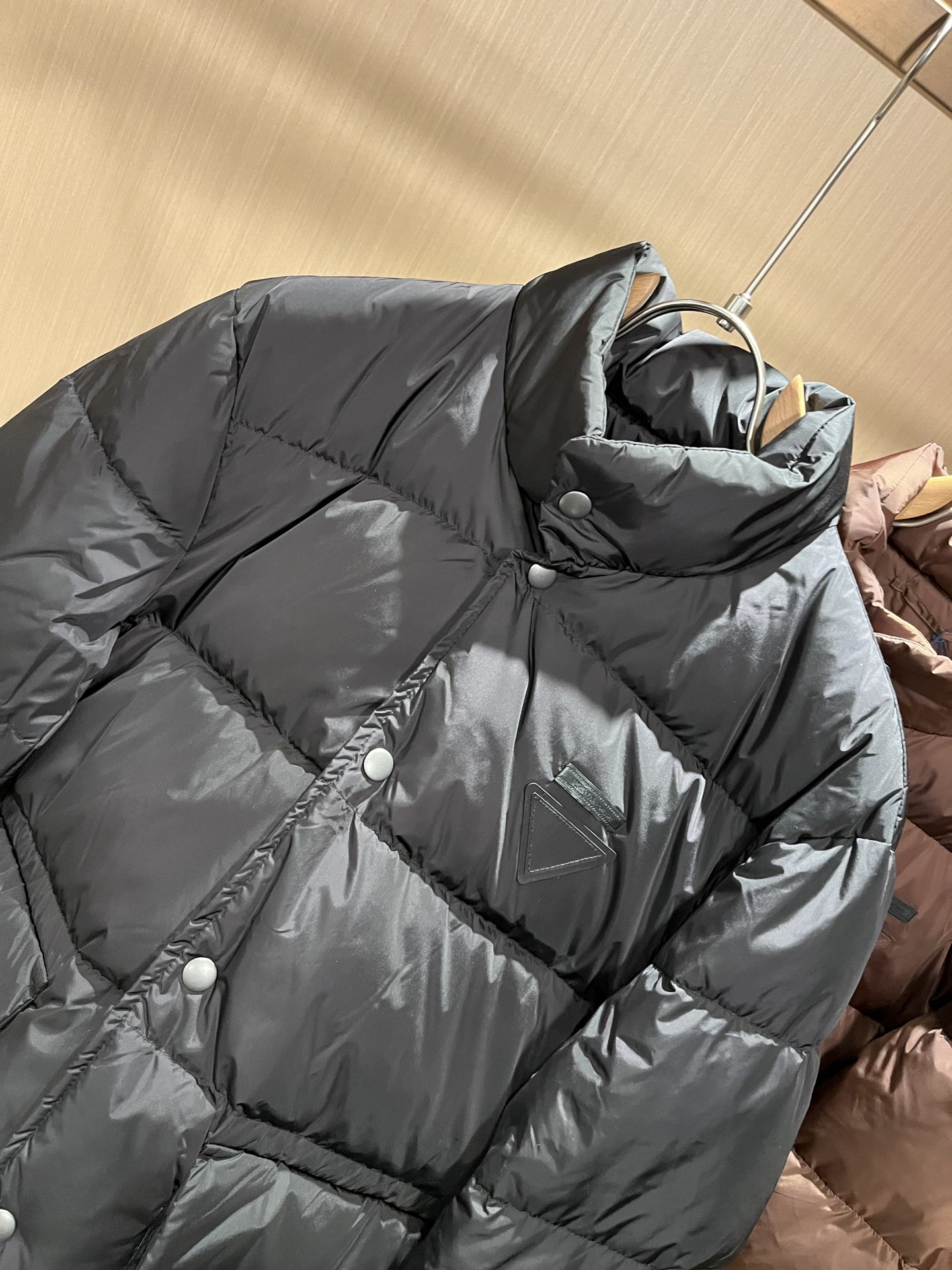 Prad*a 普*达2025秋冬男女同款👫羽绒服夹克外套，现货 Prad* 羽绒面料夹克 防水羽绒服保暖