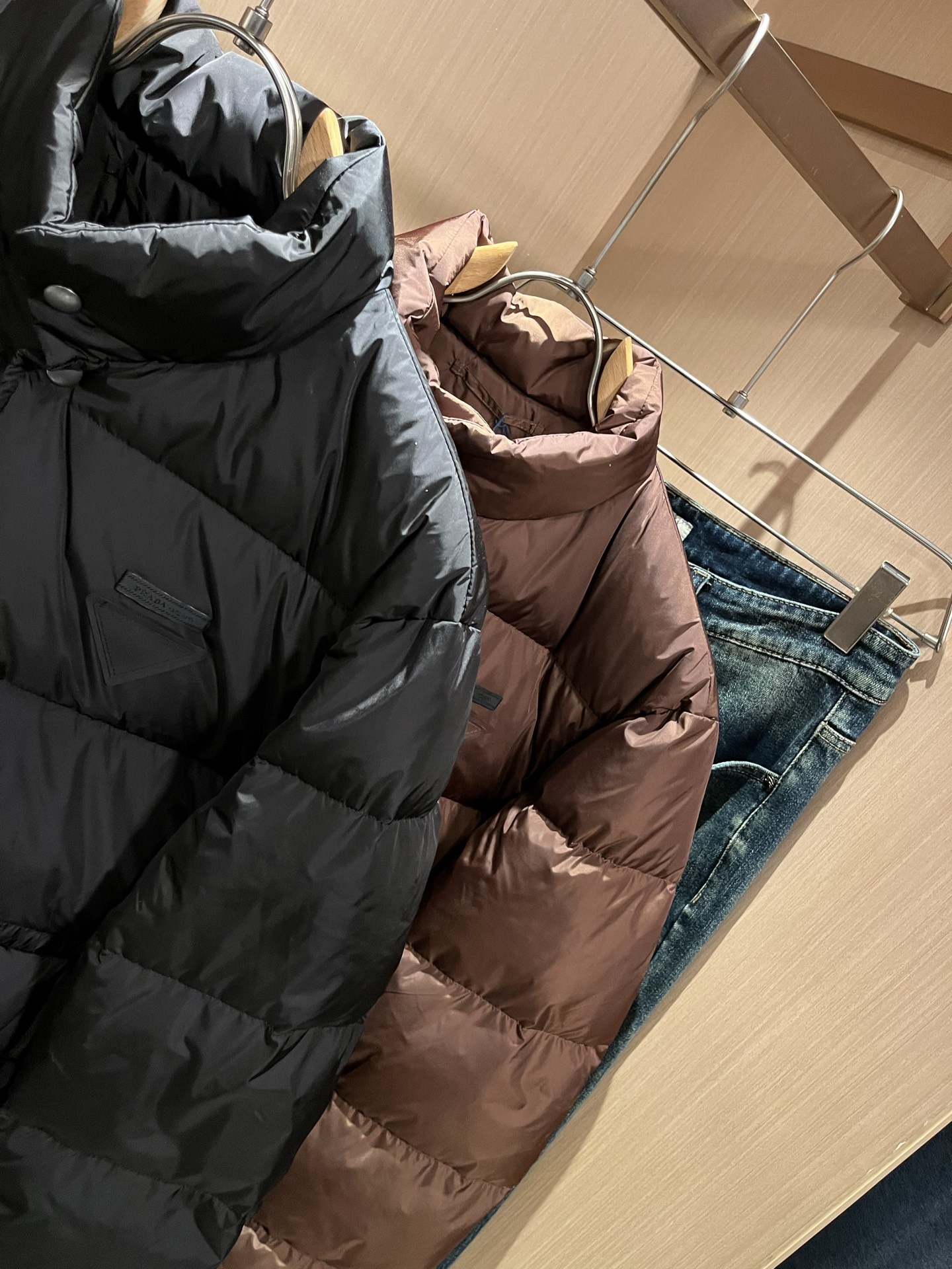 Prad*a 普*达2025秋冬男女同款👫羽绒服夹克外套，现货 Prad* 羽绒面料夹克 防水羽绒服保暖