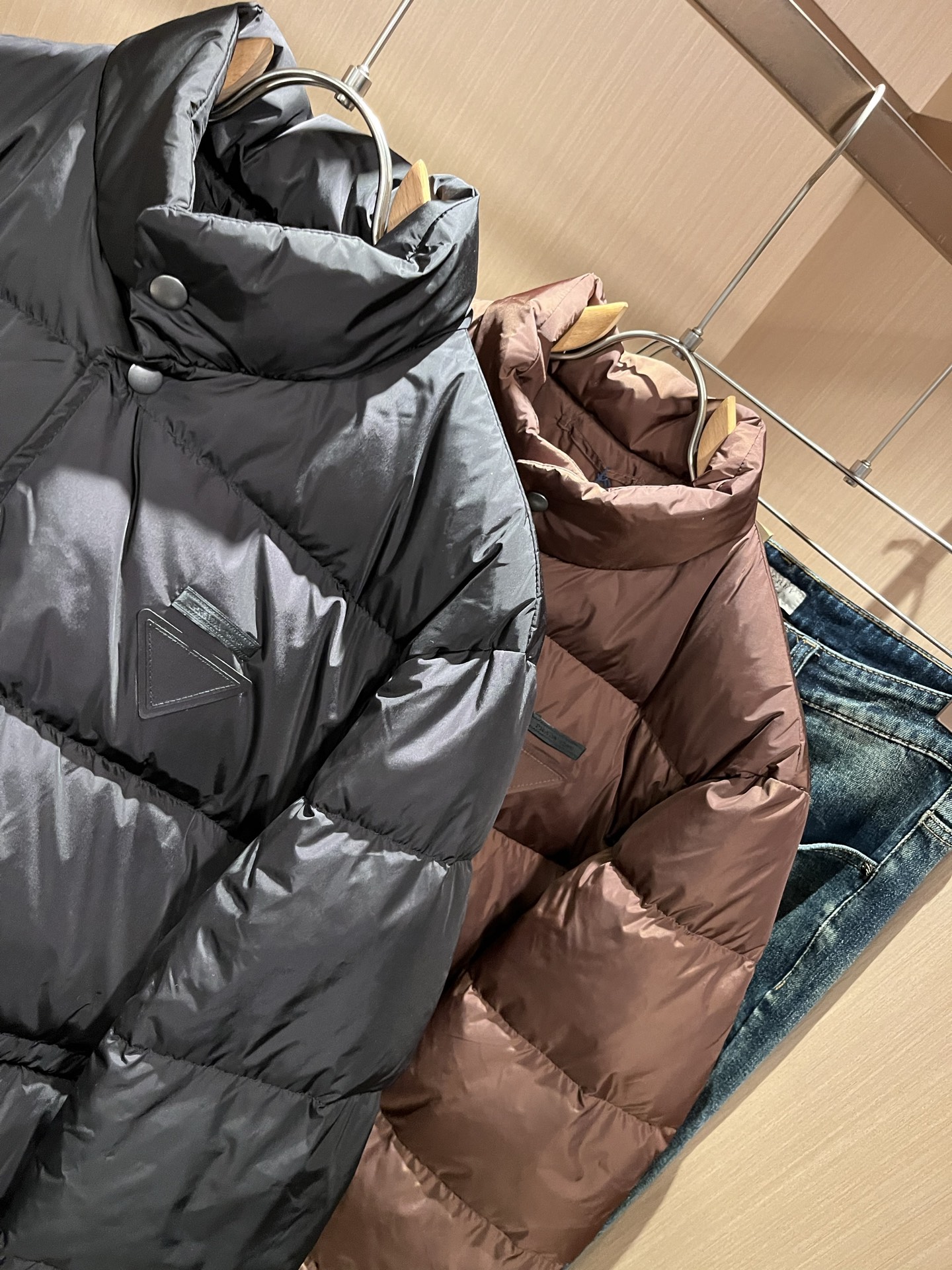 Prad*a 普*达2025秋冬男女同款👫羽绒服夹克外套，现货 Prad* 羽绒面料夹克 防水羽绒服保暖