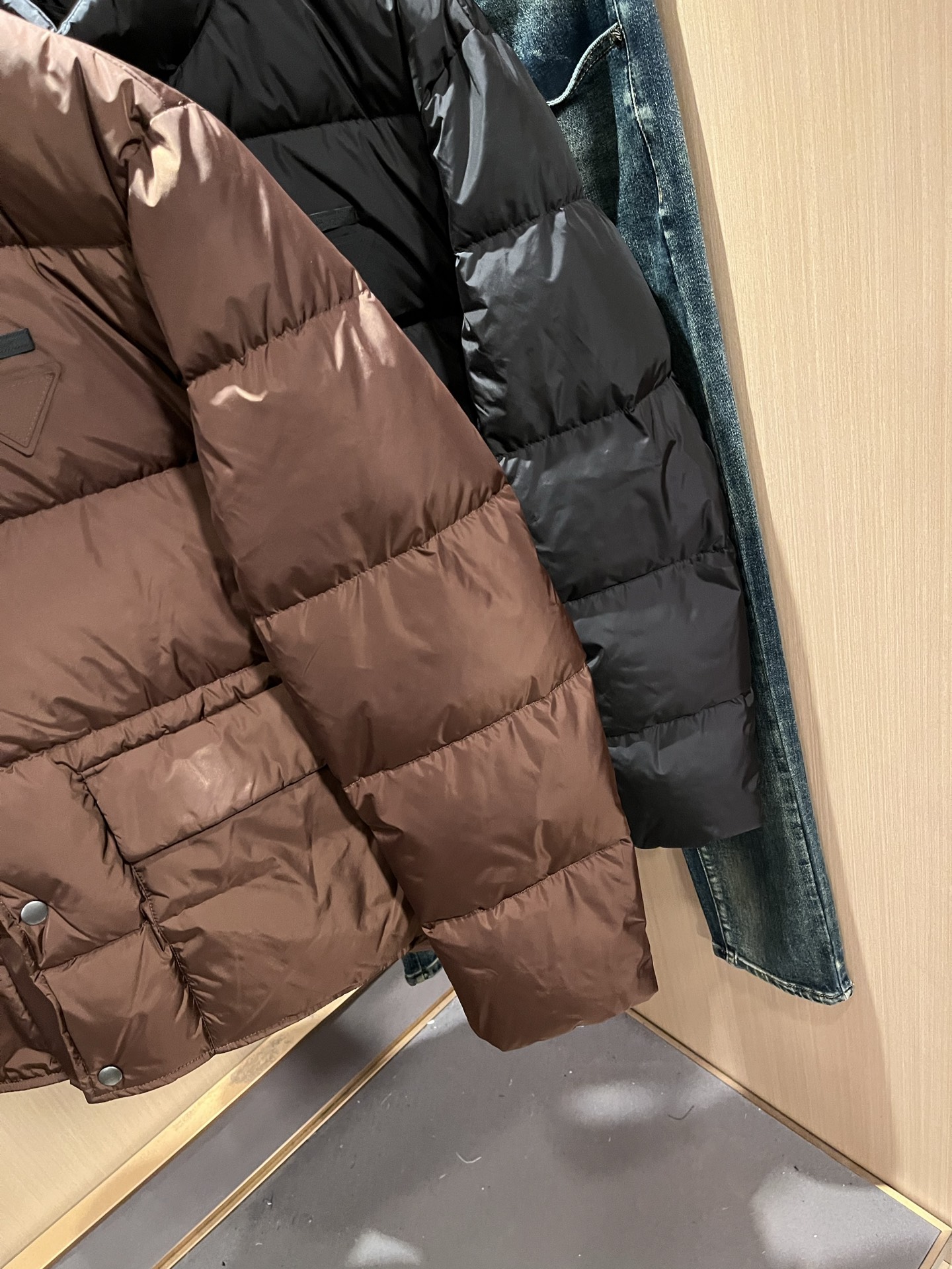 Prad*a 普*达2025秋冬男女同款👫羽绒服夹克外套，现货 Prad* 羽绒面料夹克 防水羽绒服保暖