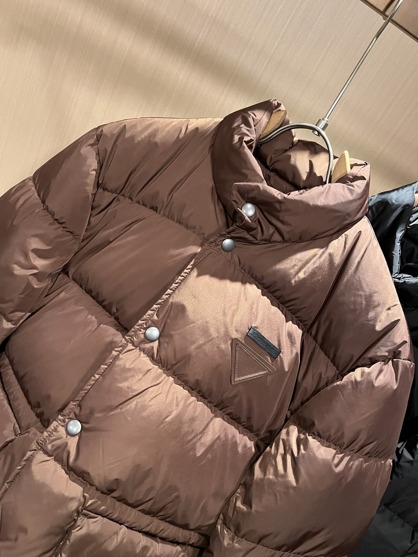 Prad*a 普*达2025秋冬男女同款👫羽绒服夹克外套，现货 Prad* 羽绒面料夹克 防水羽绒服保暖