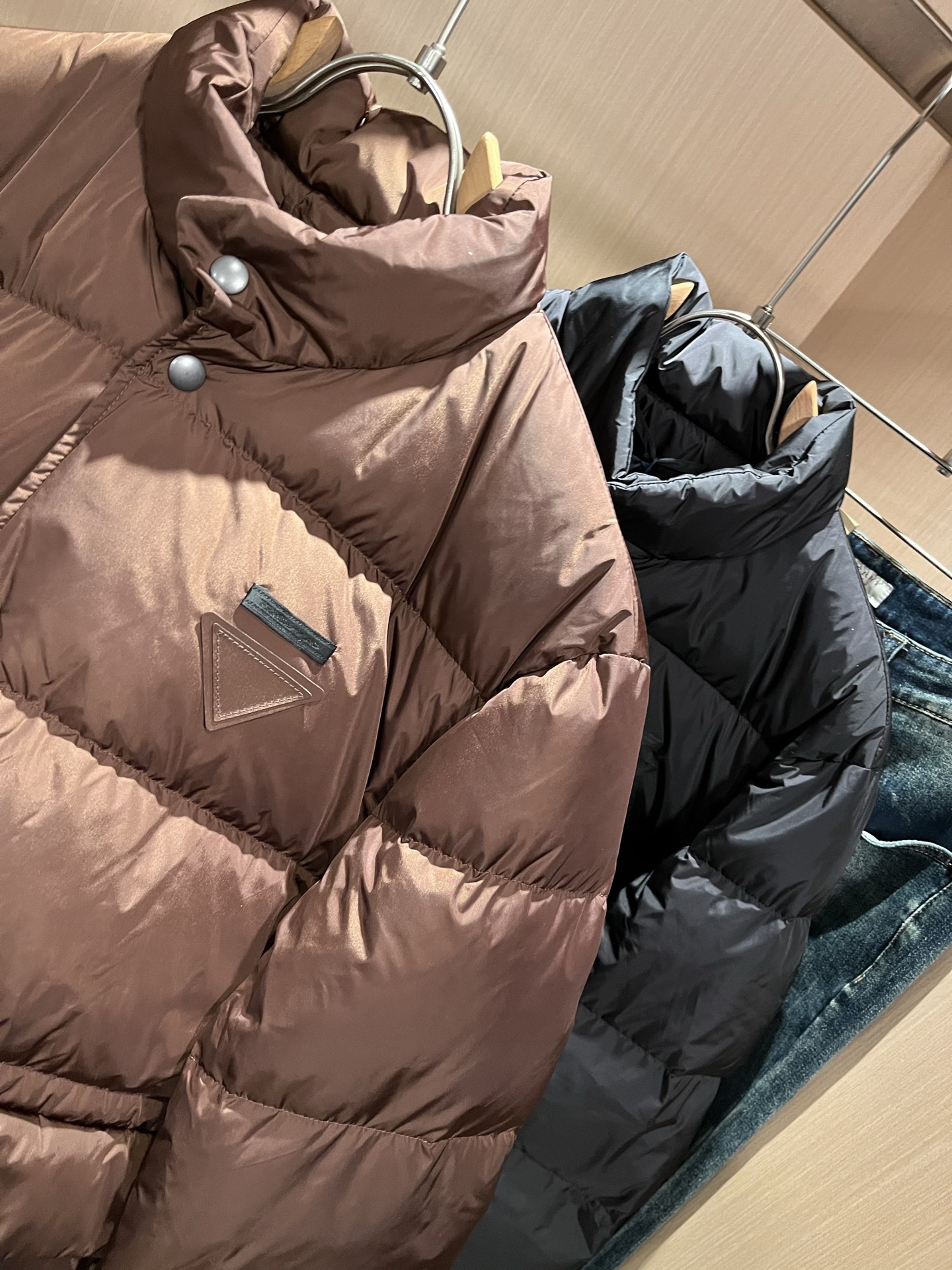 Prad*a 普*达2025秋冬男女同款👫羽绒服夹克外套，现货 Prad* 羽绒面料夹克 防水羽绒服保暖