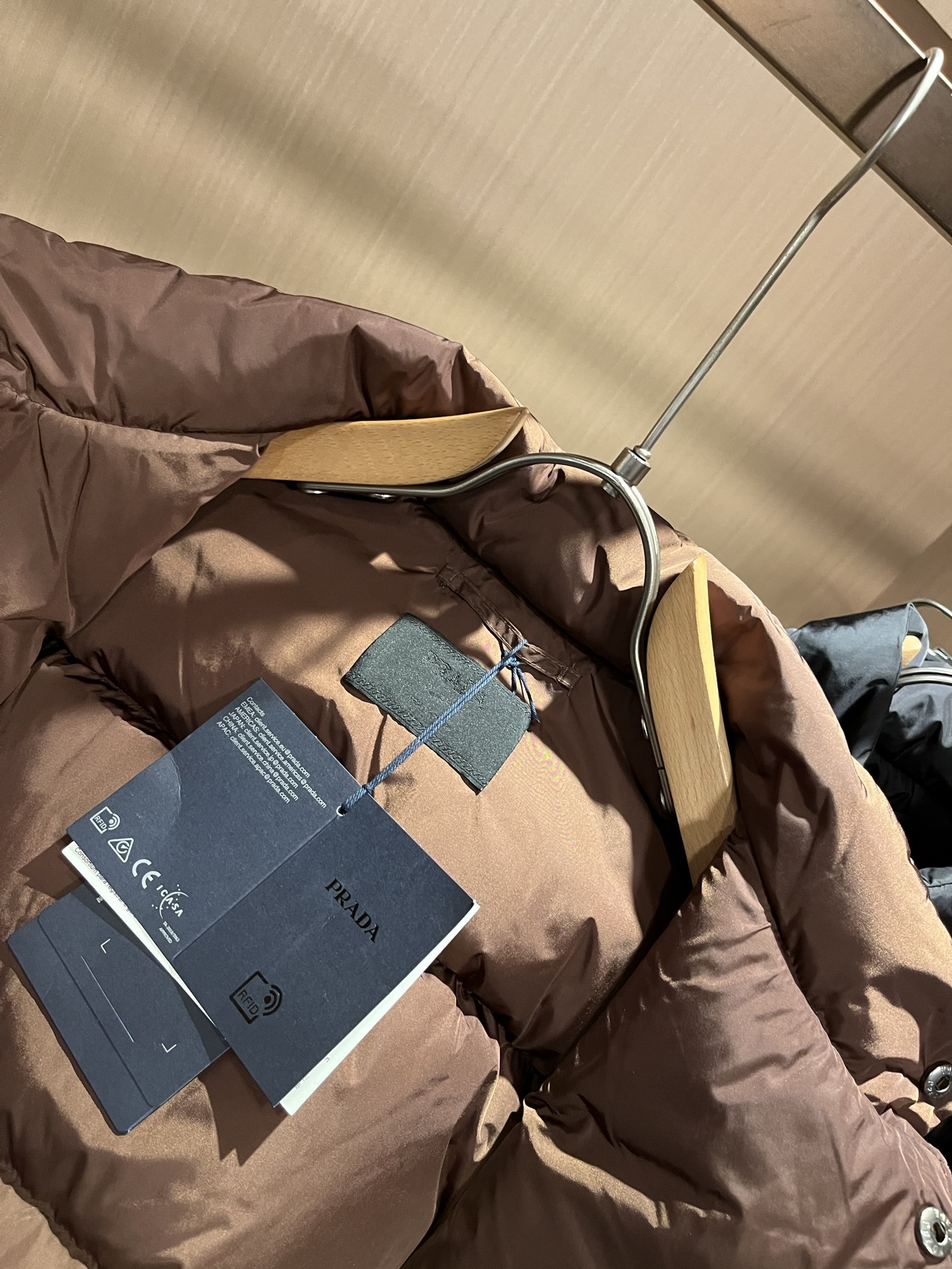 Prad*a 普*达2025秋冬男女同款👫羽绒服夹克外套，现货 Prad* 羽绒面料夹克 防水羽绒服保暖