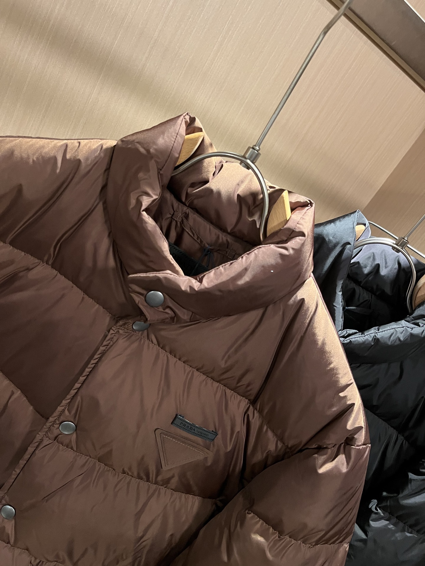 Prad*a 普*达2025秋冬男女同款👫羽绒服夹克外套，现货 Prad* 羽绒面料夹克 防水羽绒服保暖