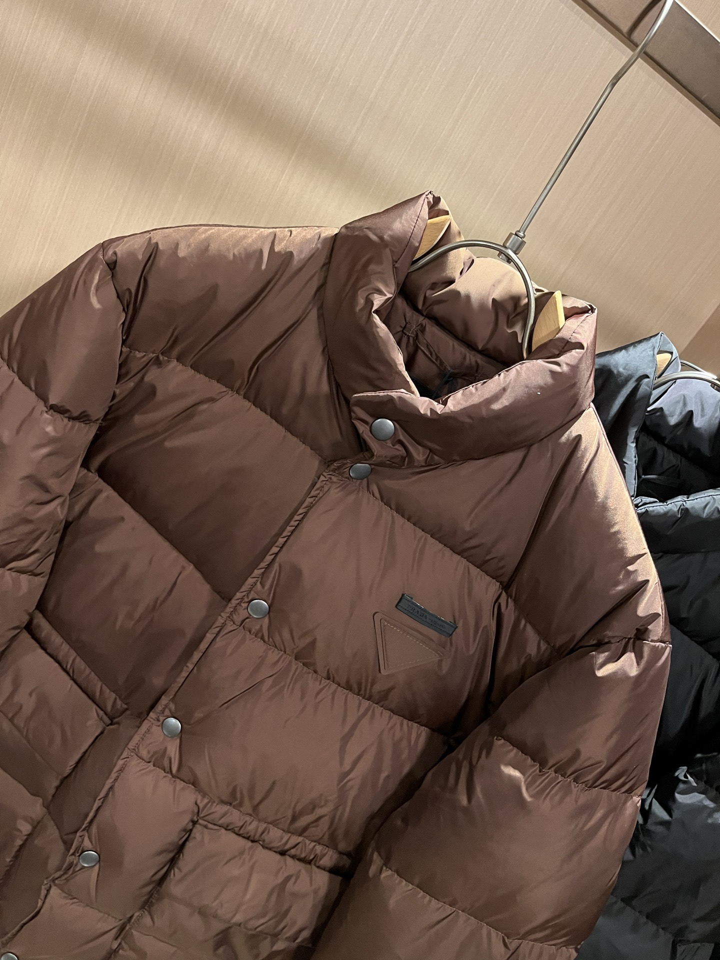 Prad*a 普*达2025秋冬男女同款👫羽绒服夹克外套，现货 Prad* 羽绒面料夹克 防水羽绒服保暖