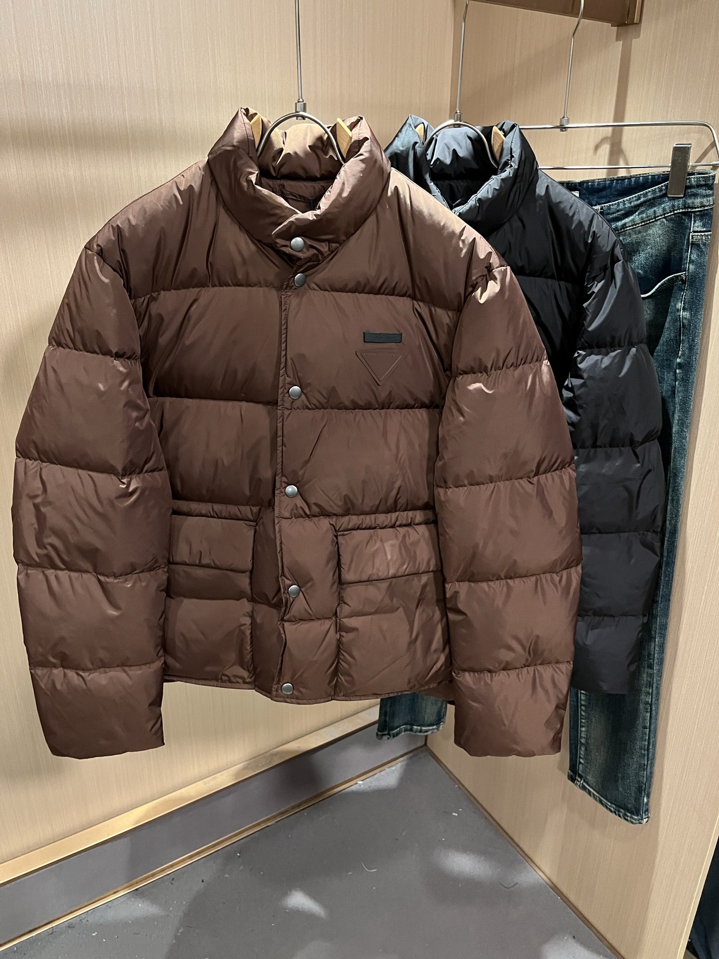 Prad*a 普*达2025秋冬男女同款👫羽绒服夹克外套，现货 Prad* 羽绒面料夹克 防水羽绒服保暖