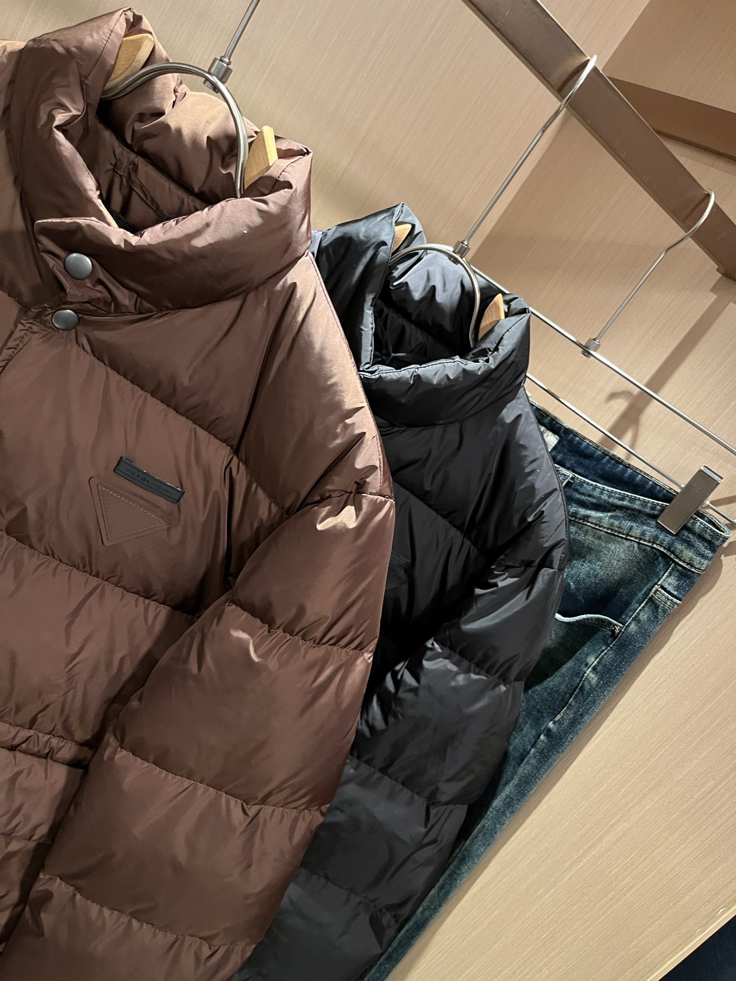 Prad*a 普*达2025秋冬男女同款👫羽绒服夹克外套，现货 Prad* 羽绒面料夹克 防水羽绒服保暖