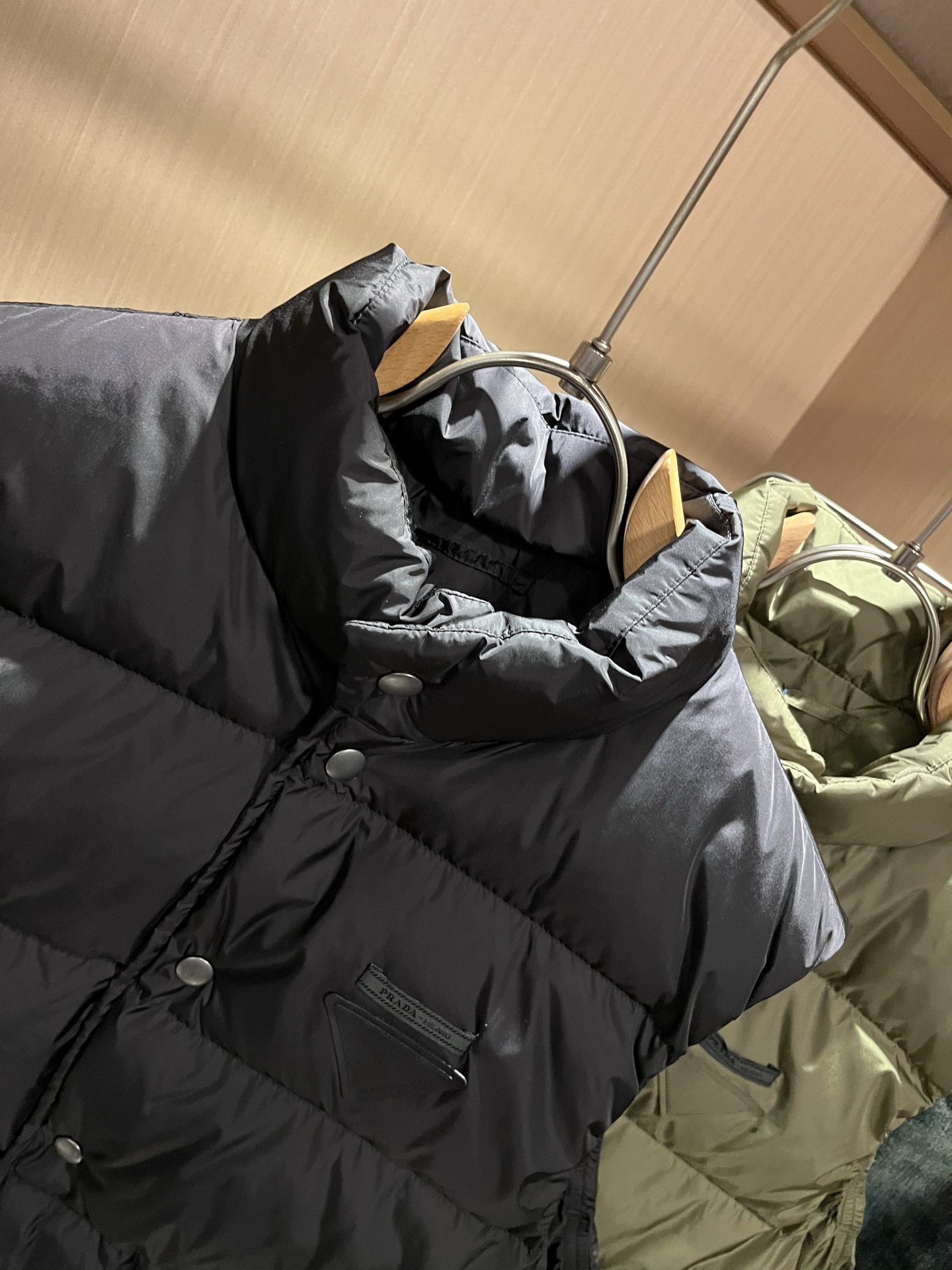 Prad*a 普*达2025秋冬男女同款👫羽绒服马甲外套，现货 Prad* 羽绒面料夹克 防水羽绒服保暖