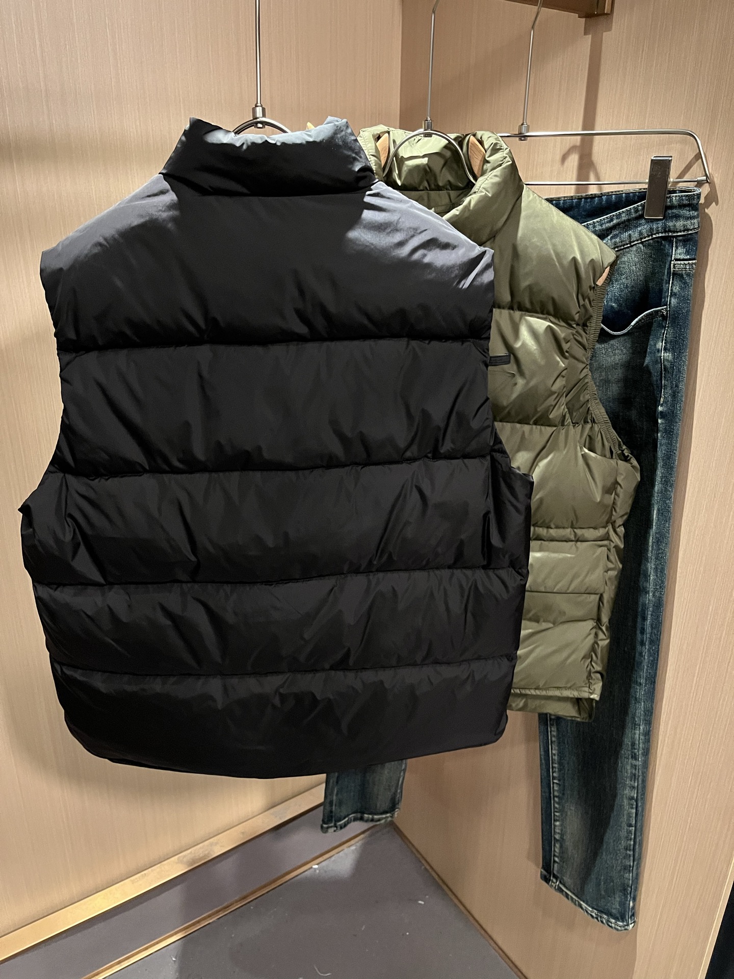 Prad*a 普*达2025秋冬男女同款👫羽绒服马甲外套，现货 Prad* 羽绒面料夹克 防水羽绒服保暖