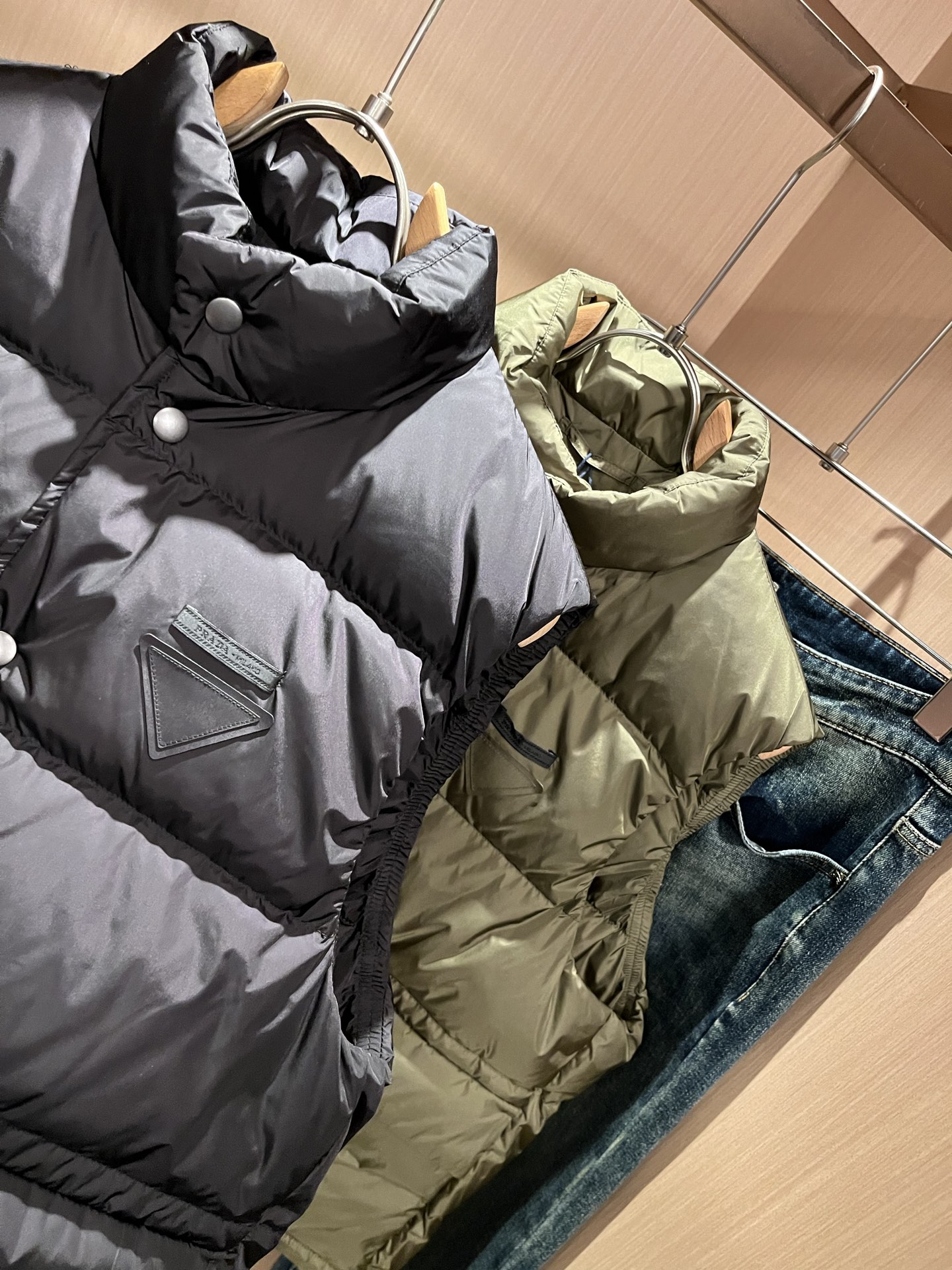 Prad*a 普*达2025秋冬男女同款👫羽绒服马甲外套，现货 Prad* 羽绒面料夹克 防水羽绒服保暖