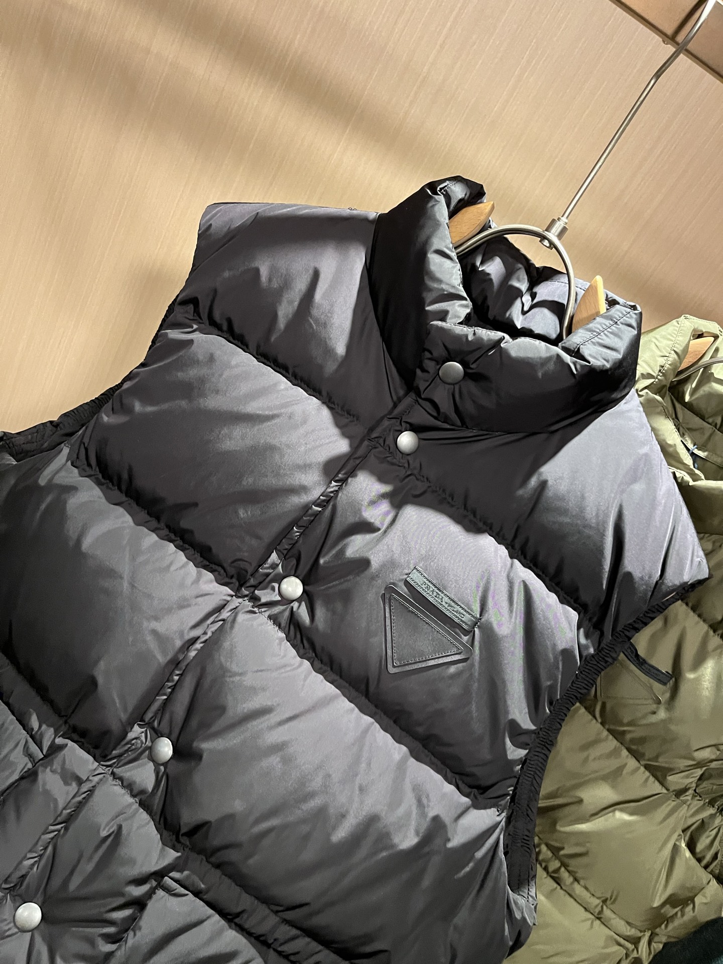 Prad*a 普*达2025秋冬男女同款👫羽绒服马甲外套，现货 Prad* 羽绒面料夹克 防水羽绒服保暖