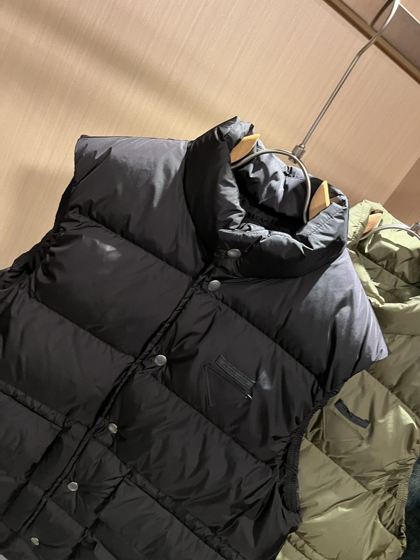 Prad*a 普*达2025秋冬男女同款👫羽绒服马甲外套，现货 Prad* 羽绒面料夹克 防水羽绒服保暖