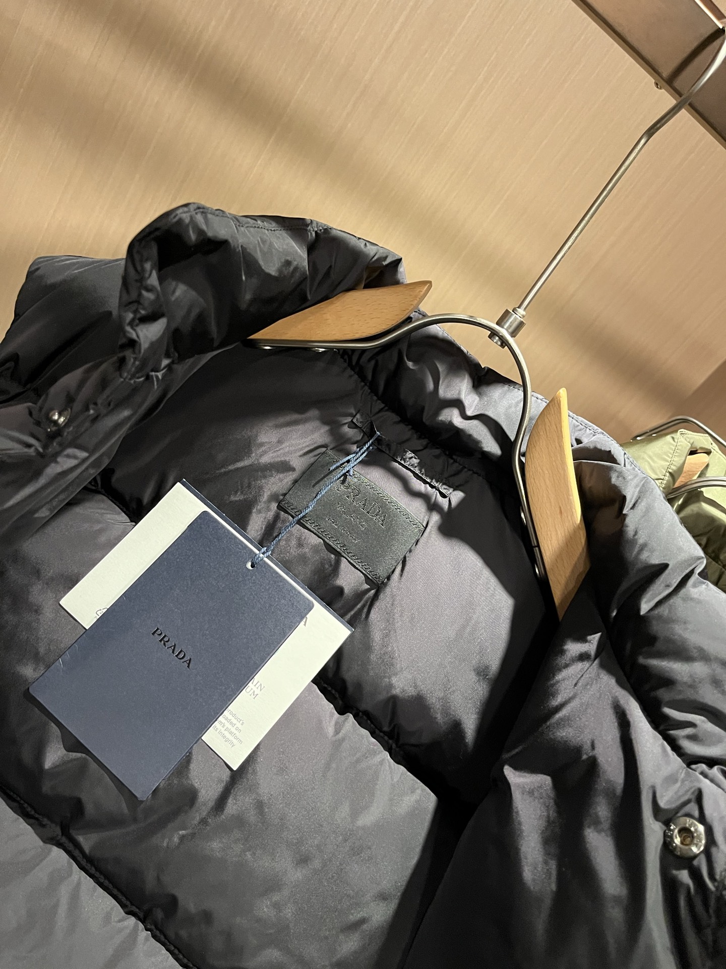 Prad*a 普*达2025秋冬男女同款👫羽绒服马甲外套，现货 Prad* 羽绒面料夹克 防水羽绒服保暖