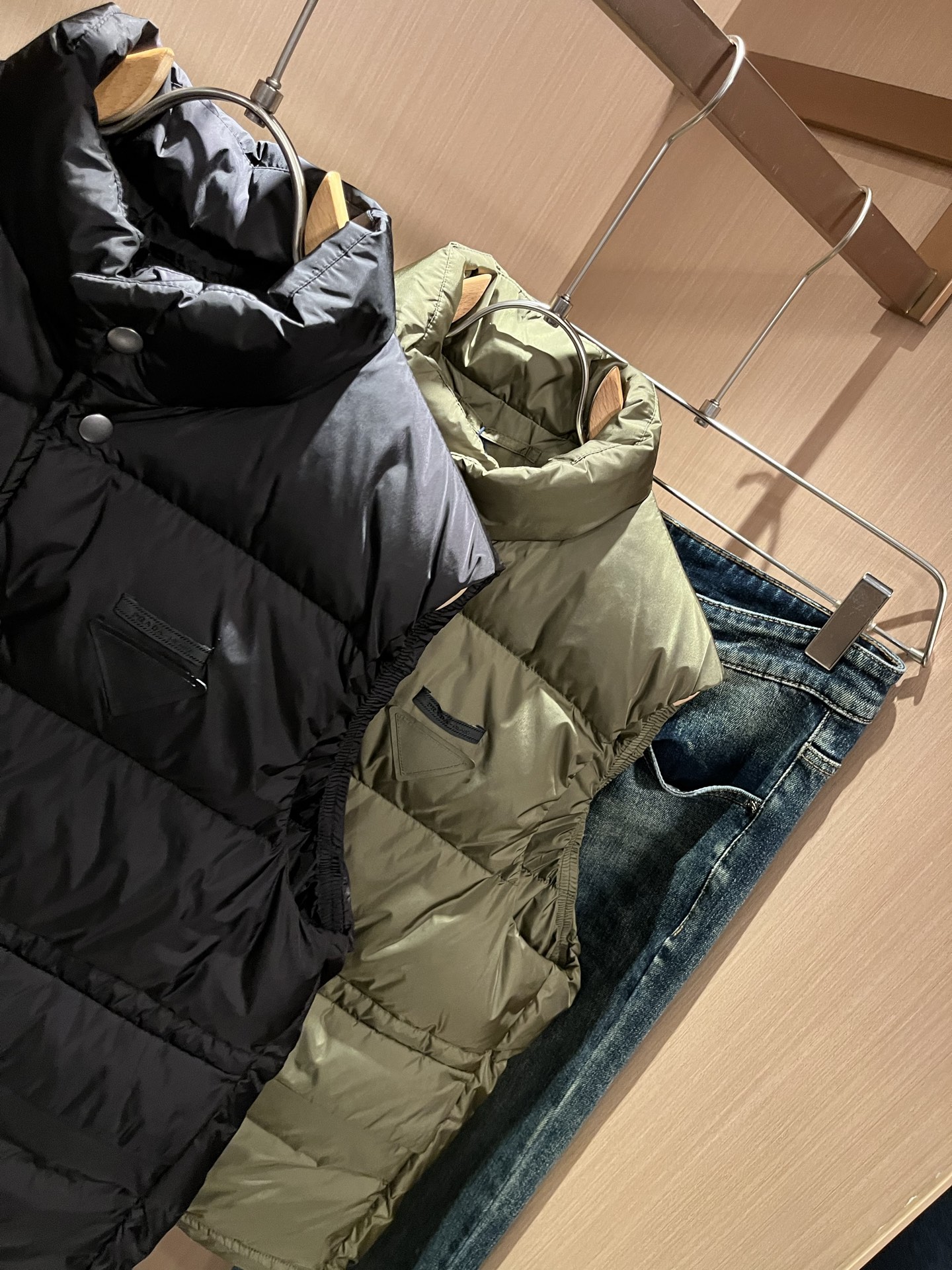 Prad*a 普*达2025秋冬男女同款👫羽绒服马甲外套，现货 Prad* 羽绒面料夹克 防水羽绒服保暖