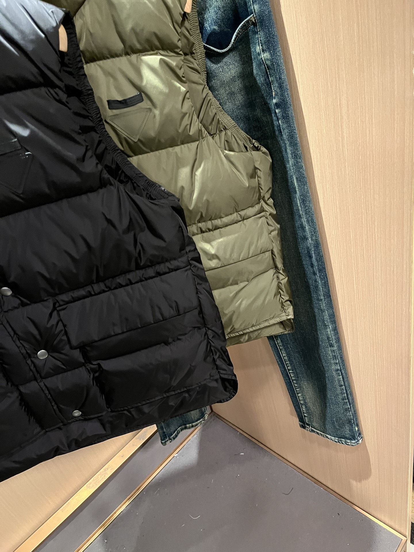 Prad*a 普*达2025秋冬男女同款👫羽绒服马甲外套，现货 Prad* 羽绒面料夹克 防水羽绒服保暖