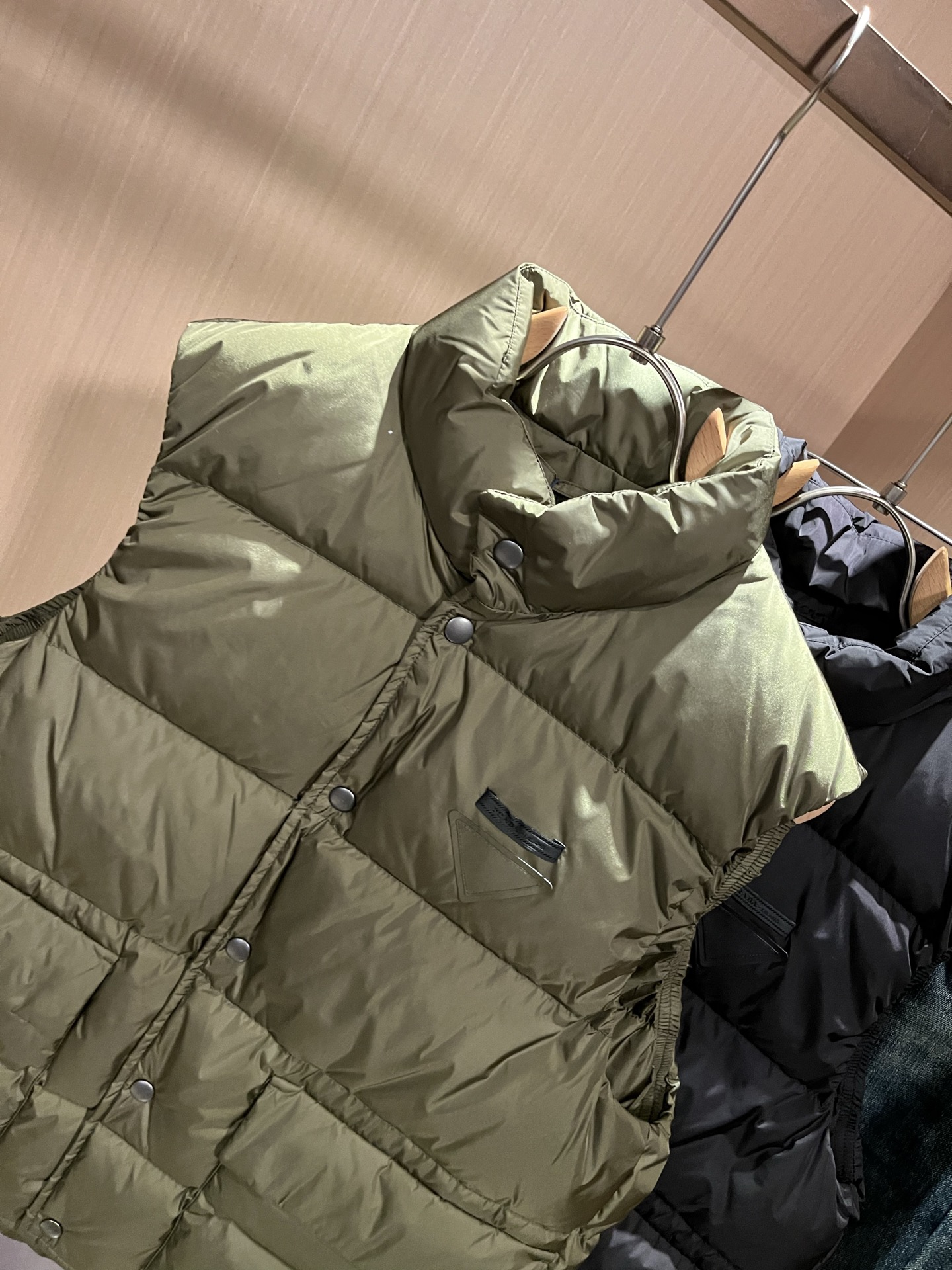 Prad*a 普*达2025秋冬男女同款👫羽绒服马甲外套，现货 Prad* 羽绒面料夹克 防水羽绒服保暖