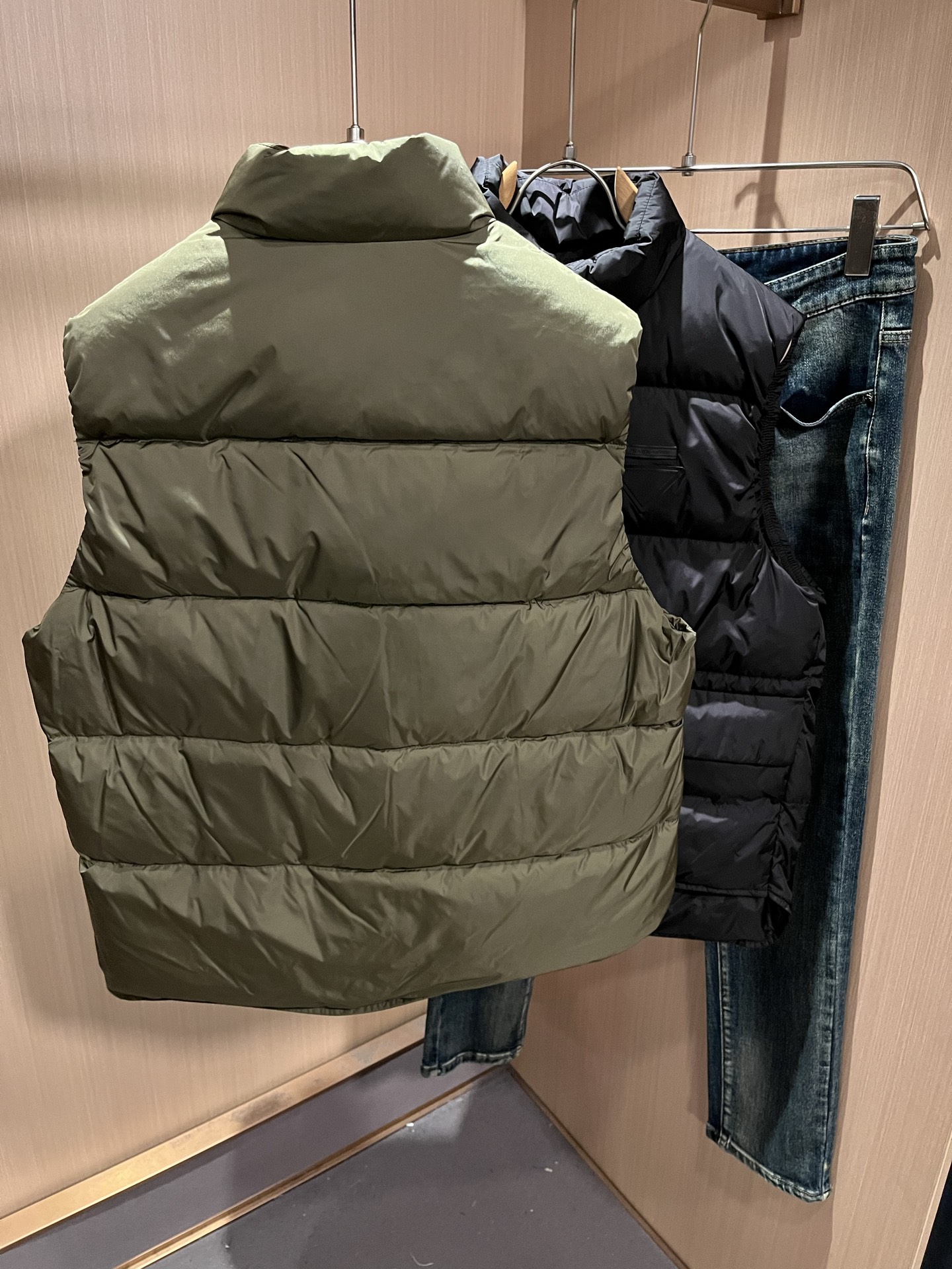 Prad*a 普*达2025秋冬男女同款👫羽绒服马甲外套，现货 Prad* 羽绒面料夹克 防水羽绒服保暖