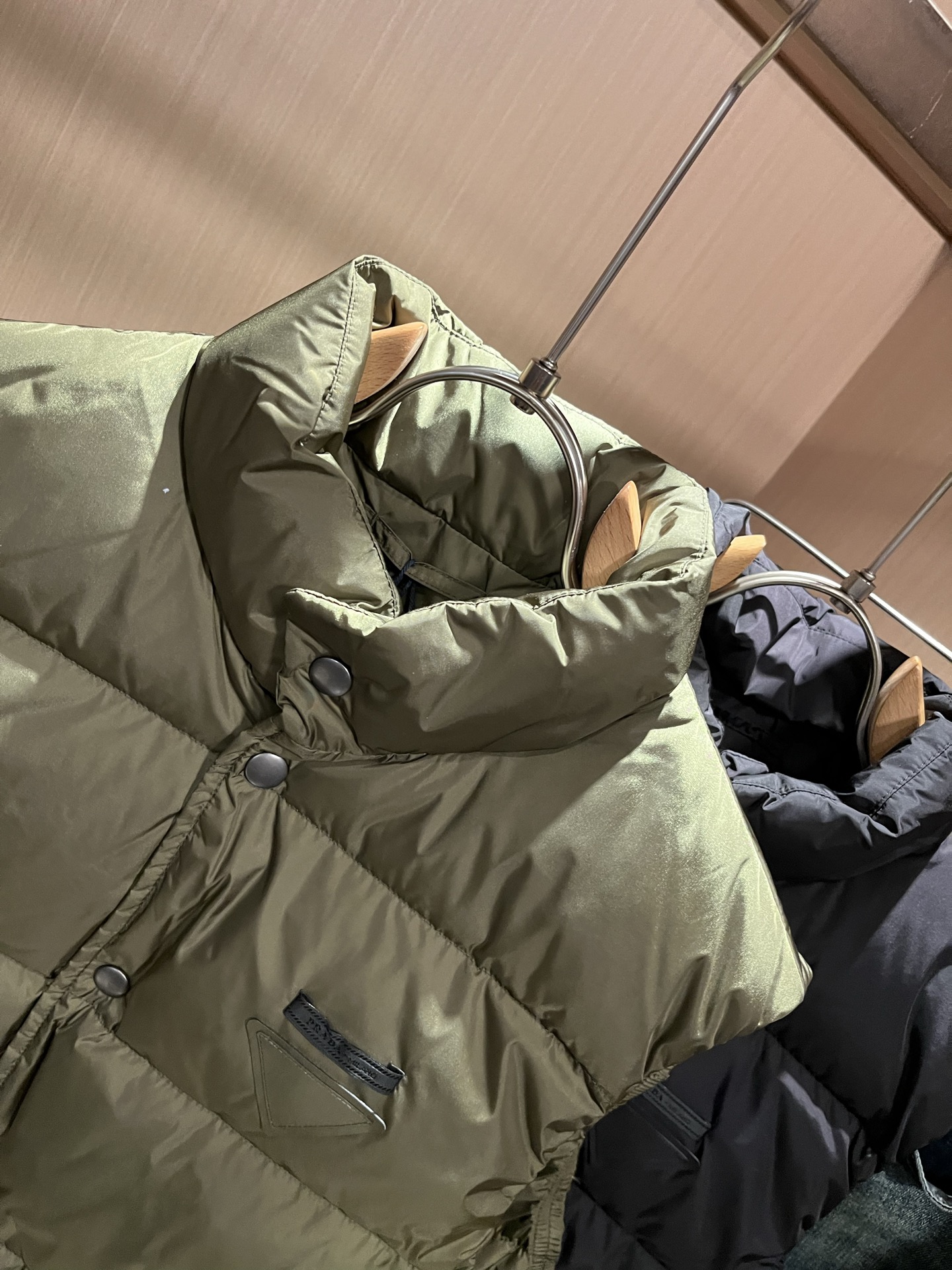 Prad*a 普*达2025秋冬男女同款👫羽绒服马甲外套，现货 Prad* 羽绒面料夹克 防水羽绒服保暖