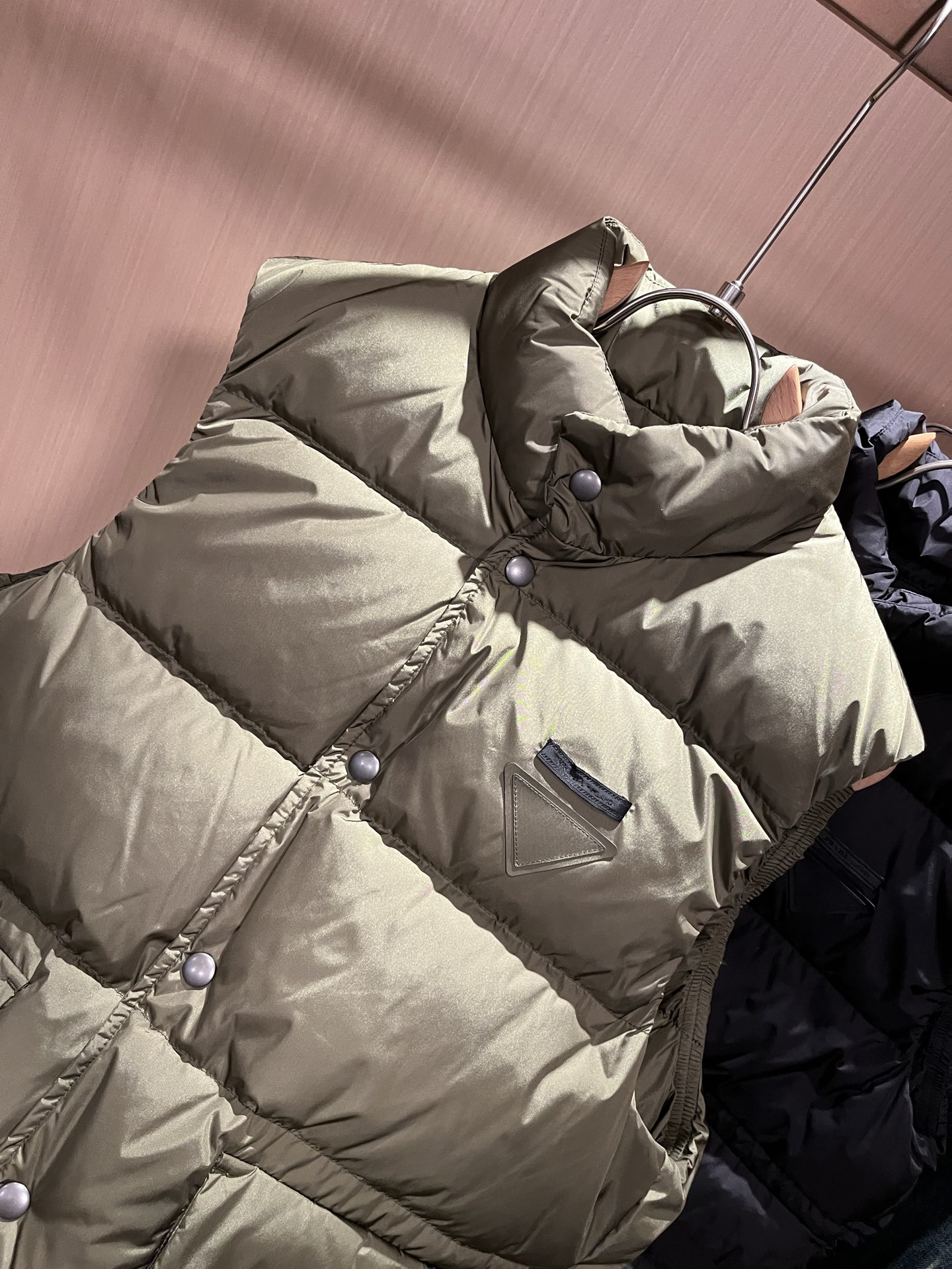 Prad*a 普*达2025秋冬男女同款👫羽绒服马甲外套，现货 Prad* 羽绒面料夹克 防水羽绒服保暖