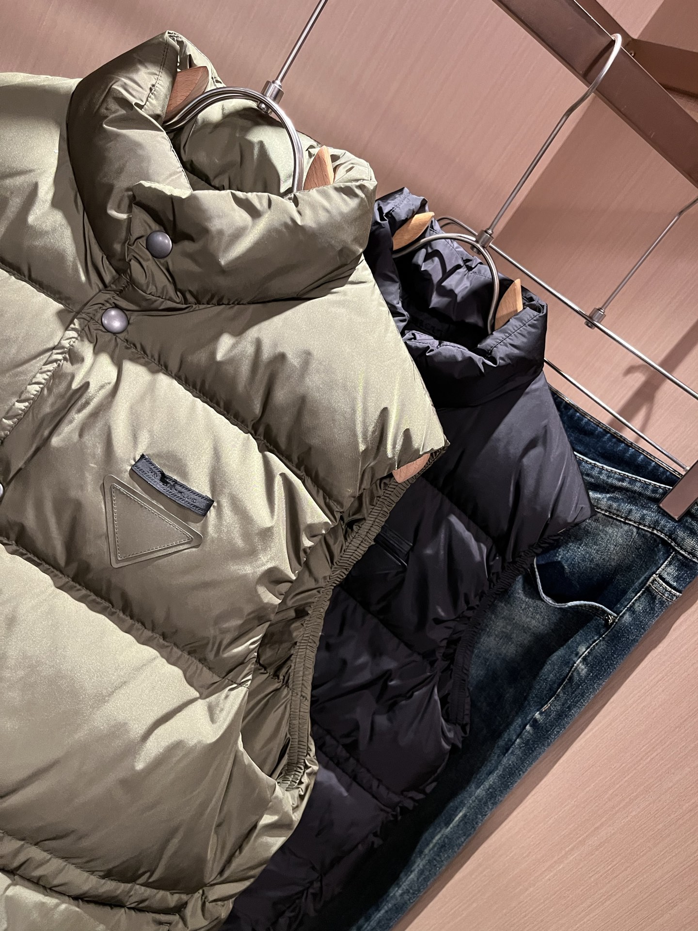 Prad*a 普*达2025秋冬男女同款👫羽绒服马甲外套，现货 Prad* 羽绒面料夹克 防水羽绒服保暖