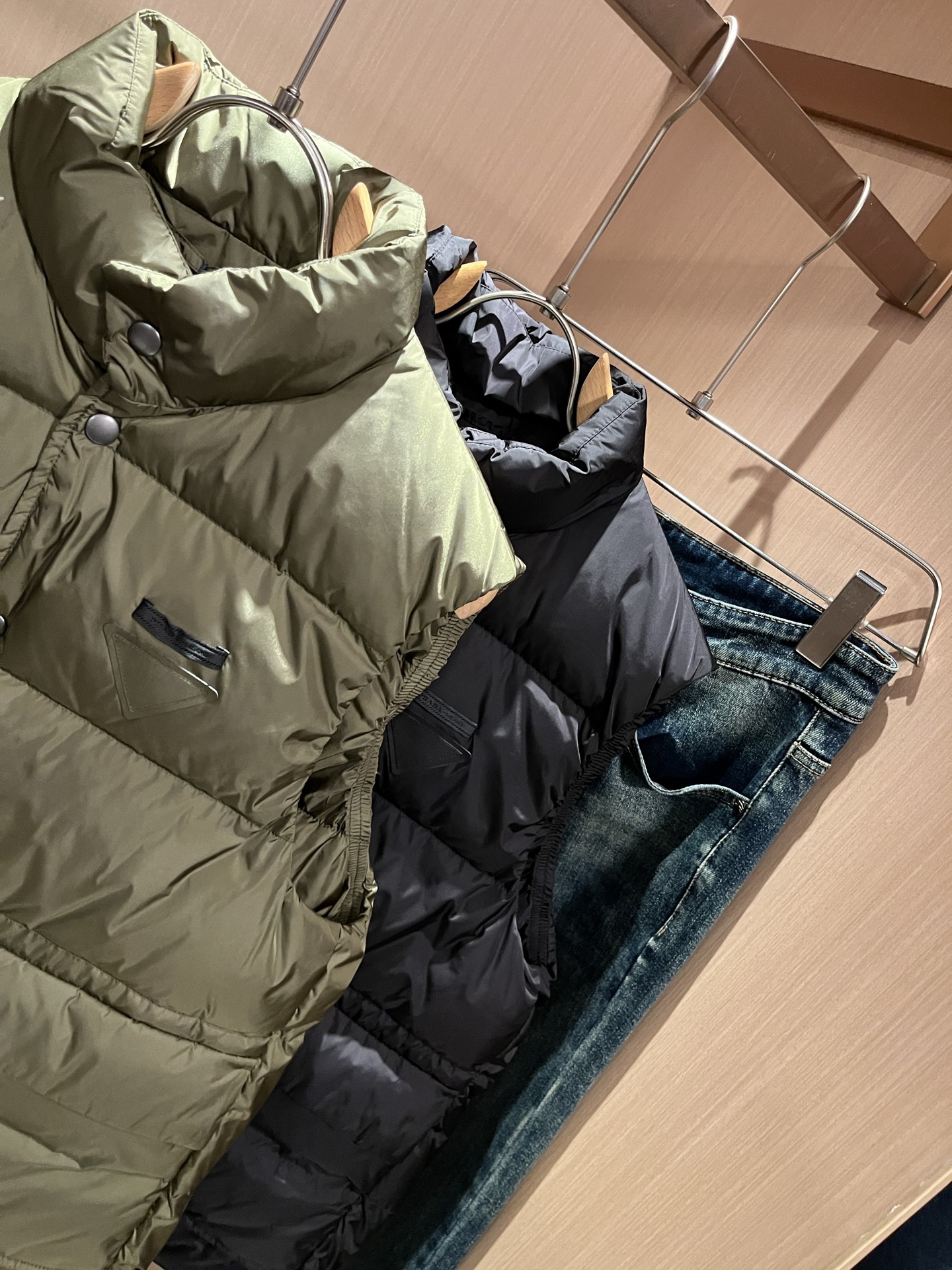 Prad*a 普*达2025秋冬男女同款👫羽绒服马甲外套，现货 Prad* 羽绒面料夹克 防水羽绒服保暖