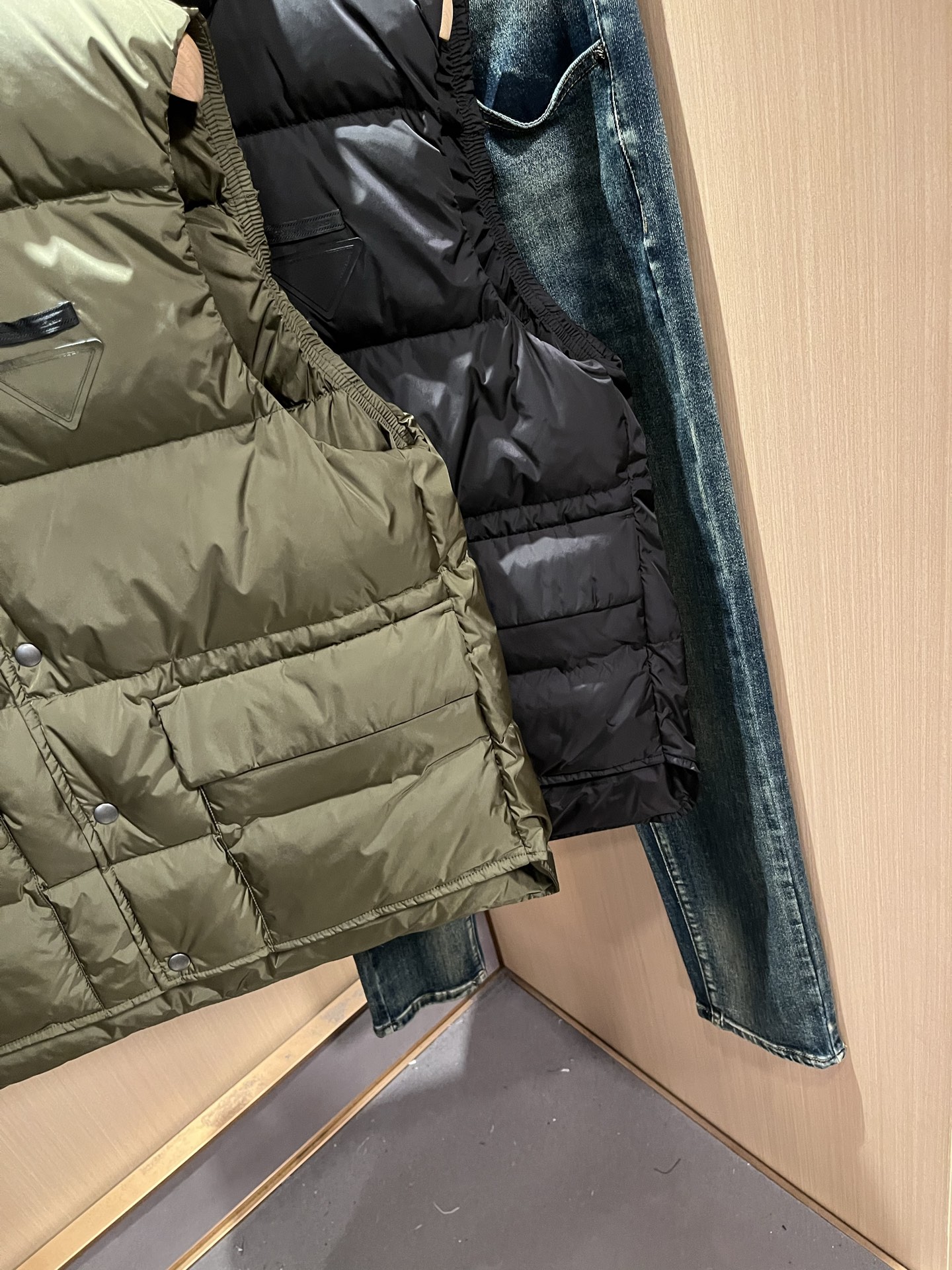 Prad*a 普*达2025秋冬男女同款👫羽绒服马甲外套，现货 Prad* 羽绒面料夹克 防水羽绒服保暖