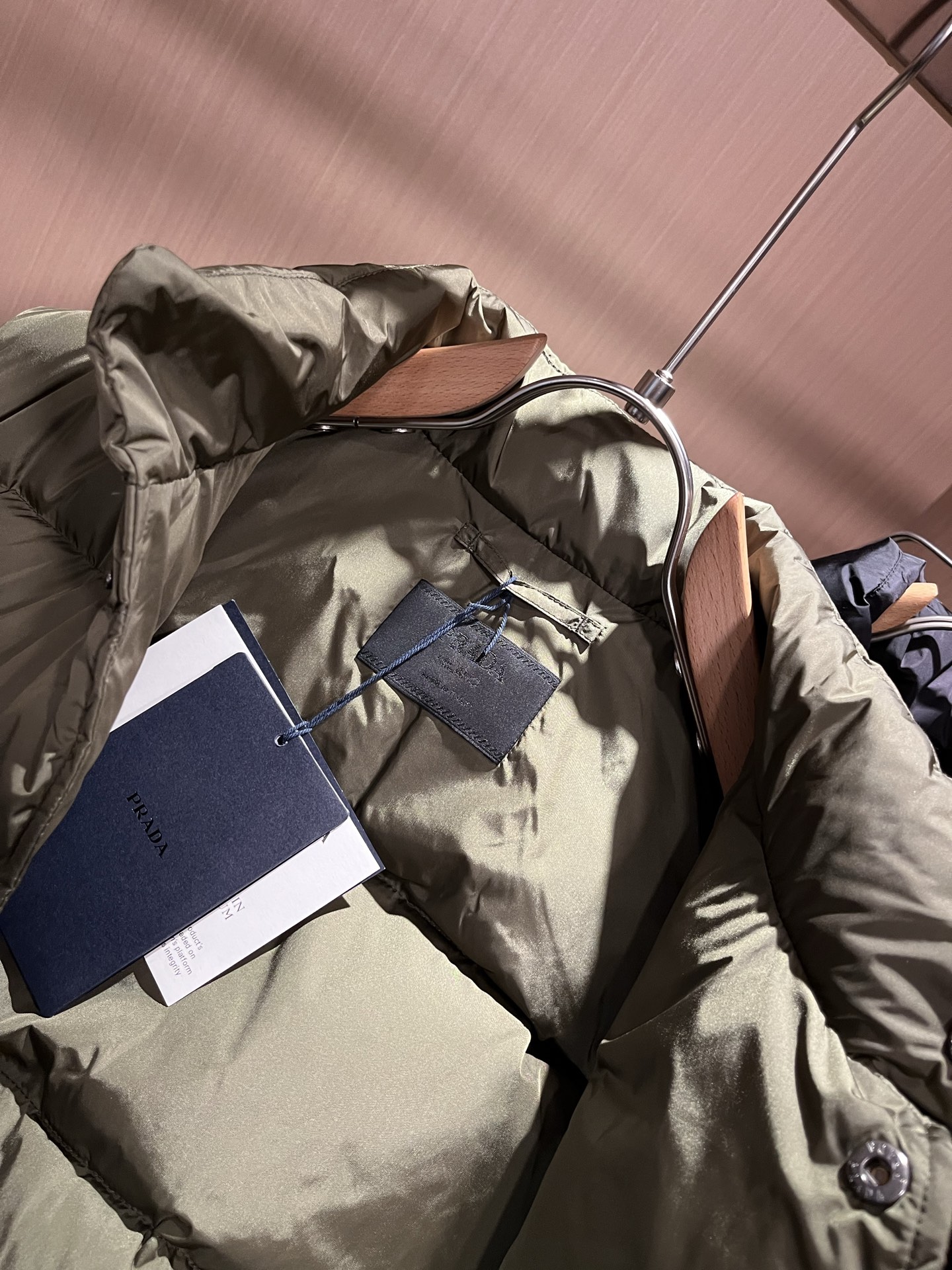 Prad*a 普*达2025秋冬男女同款👫羽绒服马甲外套，现货 Prad* 羽绒面料夹克 防水羽绒服保暖