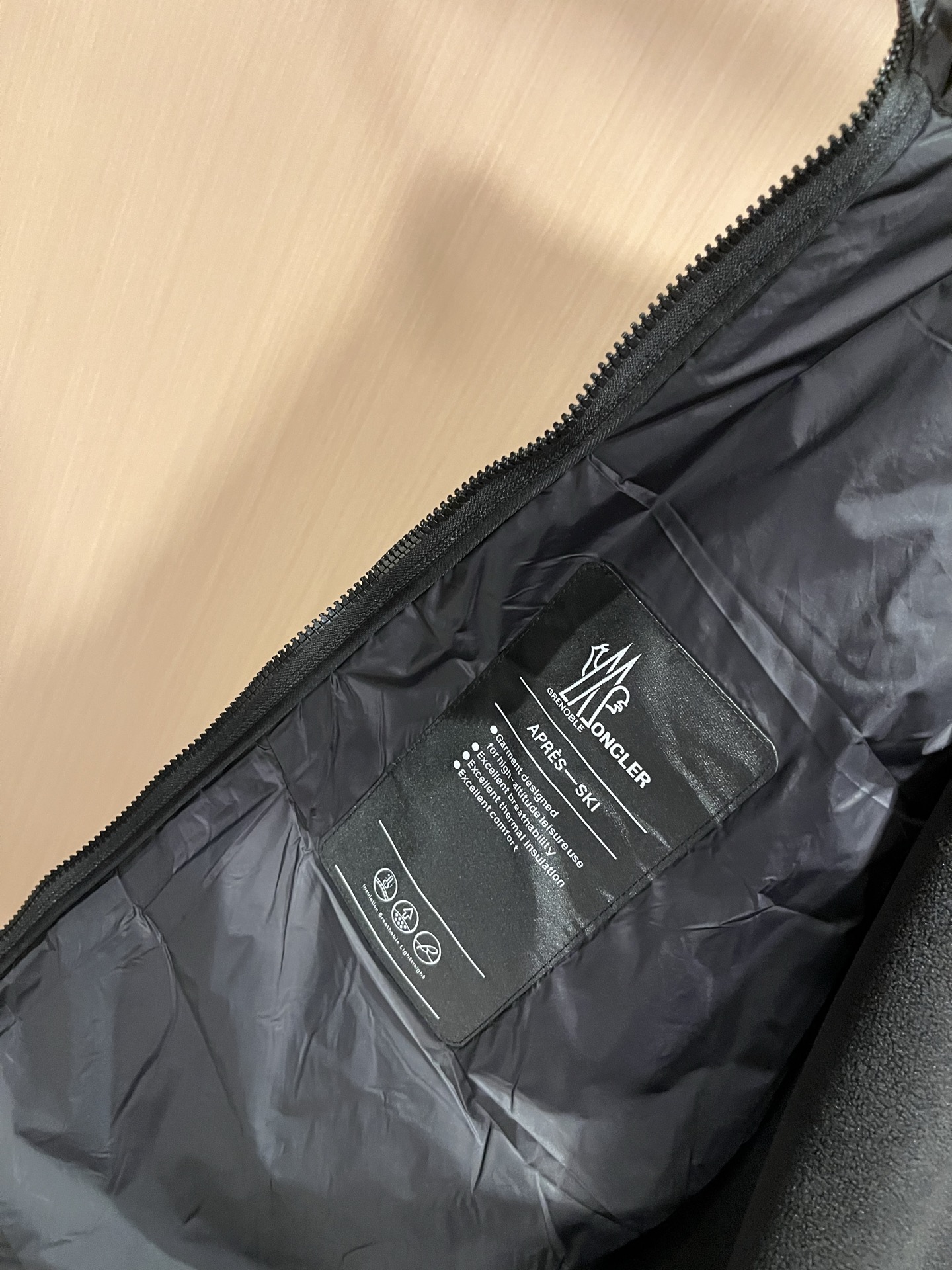 Monc*ler蒙*口 2025秋冬经典羽绒拼接夹克外套，都市时尚休闲款！面料超软面料帅酷爆款夹克外套。