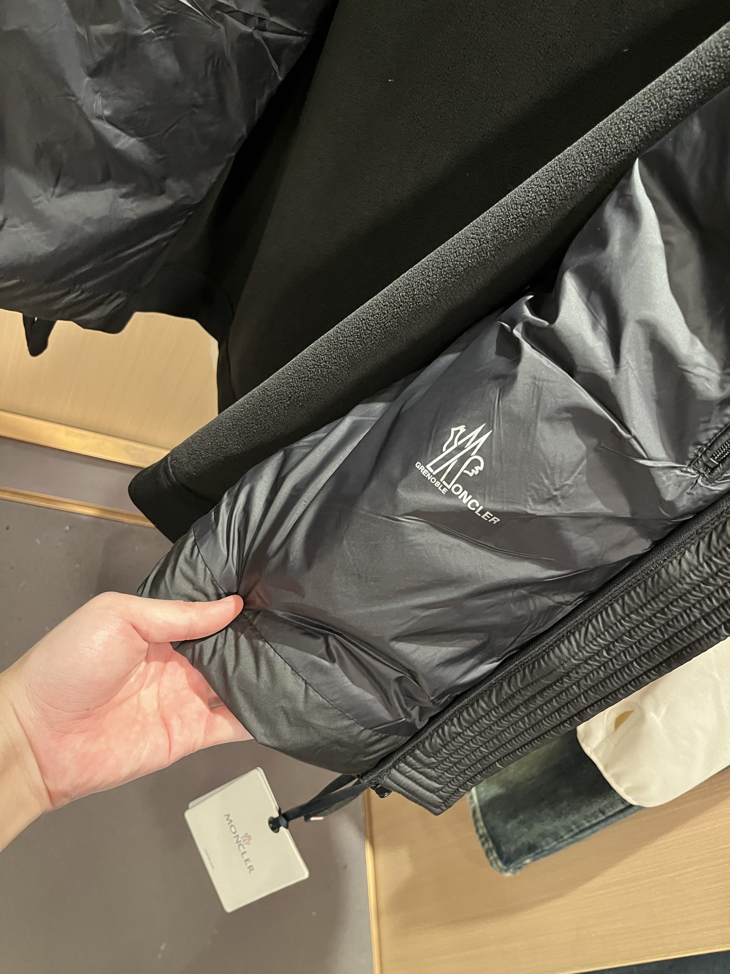 Monc*ler蒙*口 2025秋冬经典羽绒拼接夹克外套，都市时尚休闲款！面料超软面料帅酷爆款夹克外套。