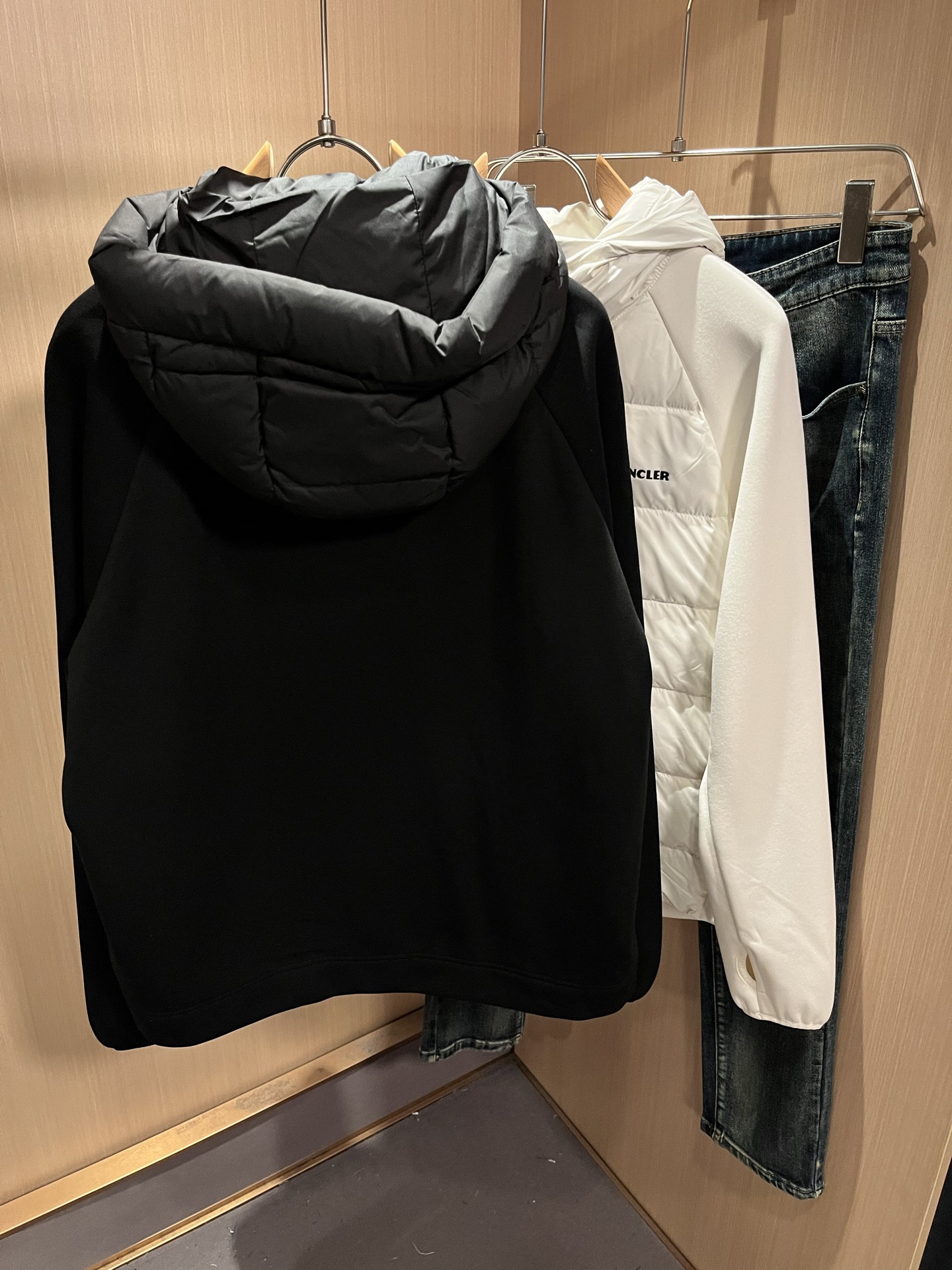 Monc*ler蒙*口 2025秋冬经典羽绒拼接夹克外套，都市时尚休闲款！面料超软面料帅酷爆款夹克外套。