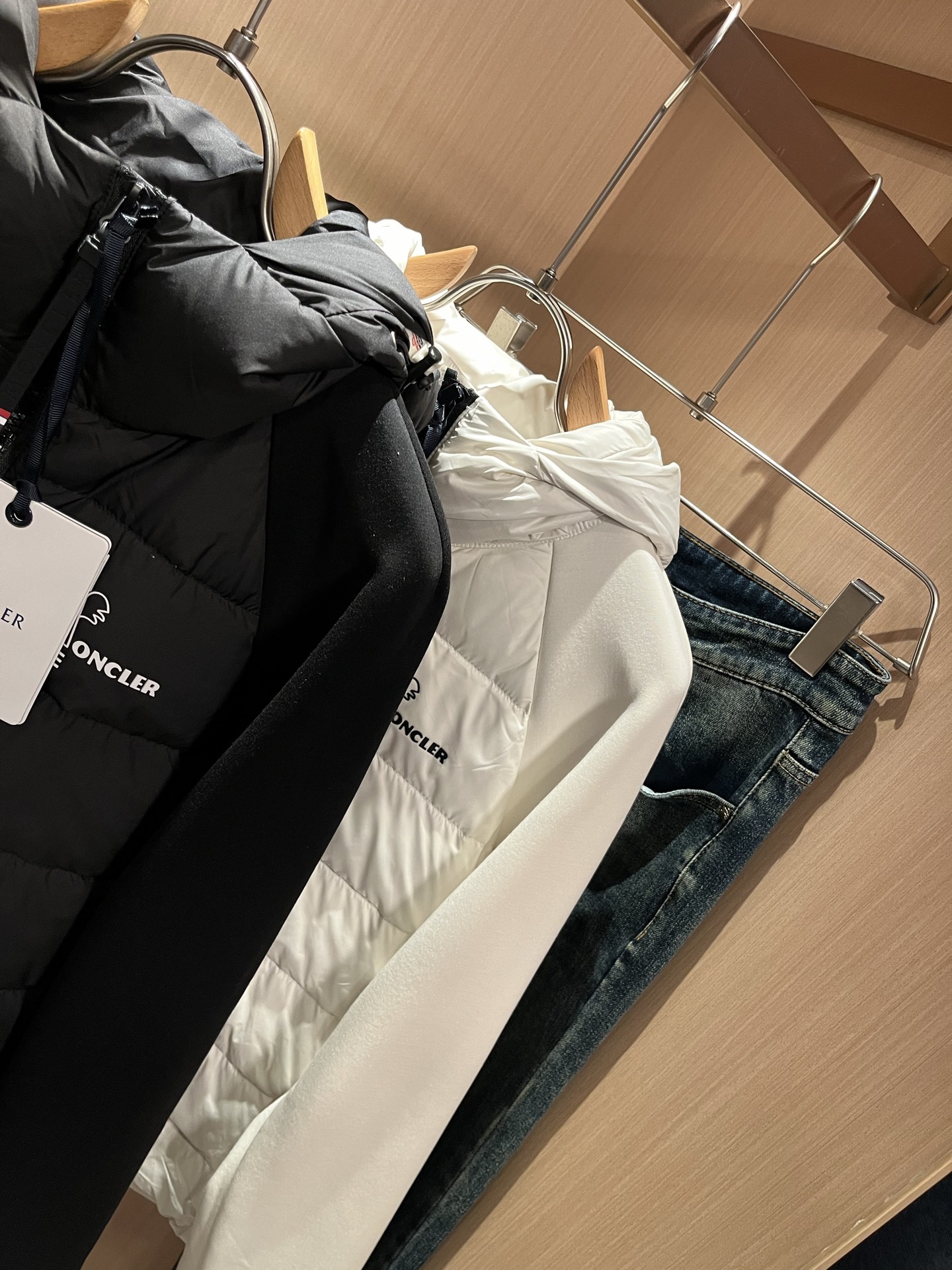 Monc*ler蒙*口 2025秋冬经典羽绒拼接夹克外套，都市时尚休闲款！面料超软面料帅酷爆款夹克外套。