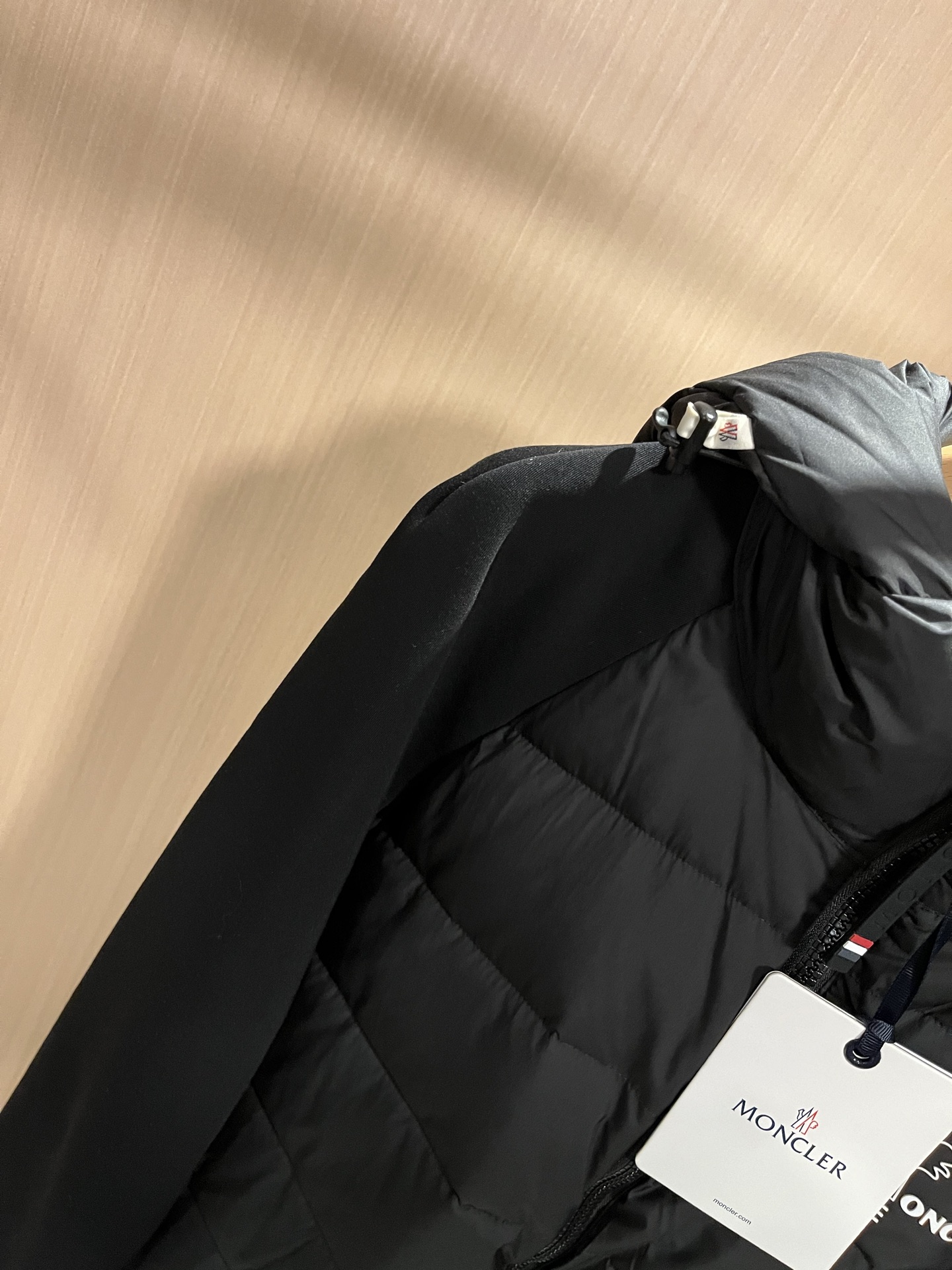 Monc*ler蒙*口 2025秋冬经典羽绒拼接夹克外套，都市时尚休闲款！面料超软面料帅酷爆款夹克外套。