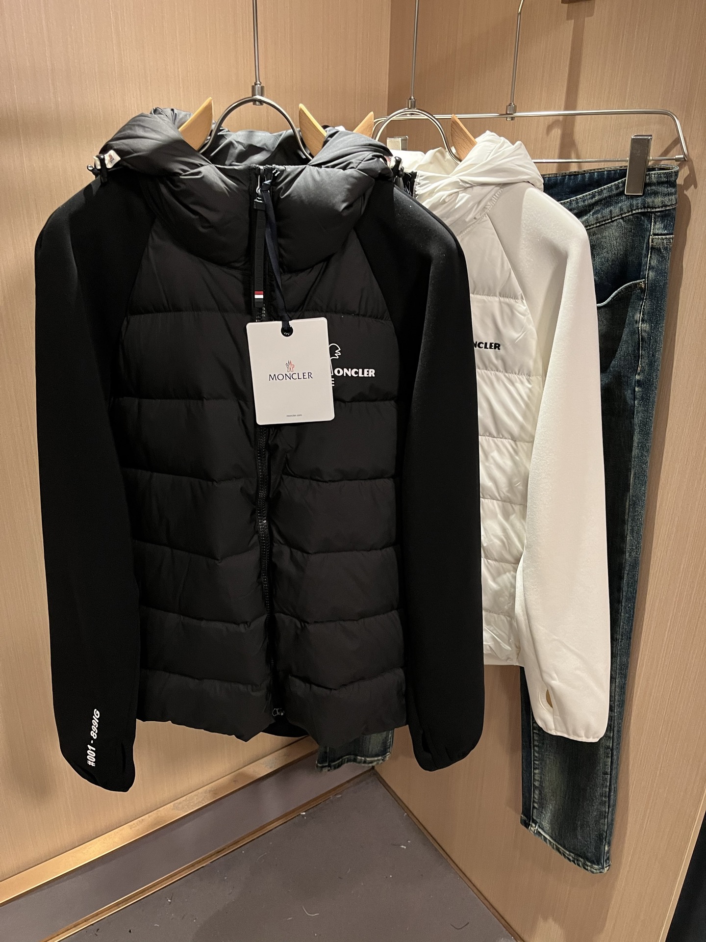 Monc*ler蒙*口 2025秋冬经典羽绒拼接夹克外套，都市时尚休闲款！面料超软面料帅酷爆款夹克外套。