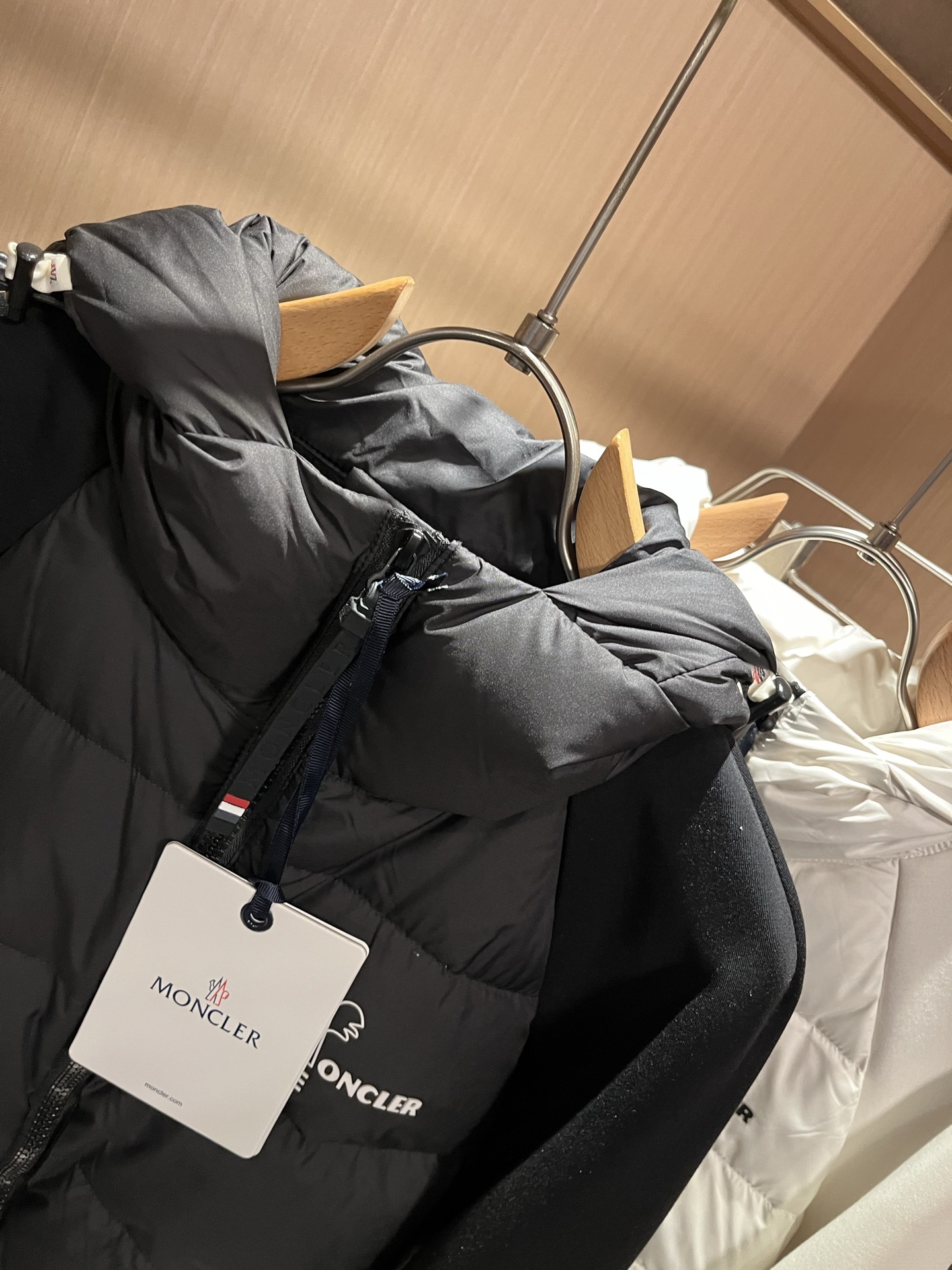 Monc*ler蒙*口 2025秋冬经典羽绒拼接夹克外套，都市时尚休闲款！面料超软面料帅酷爆款夹克外套。