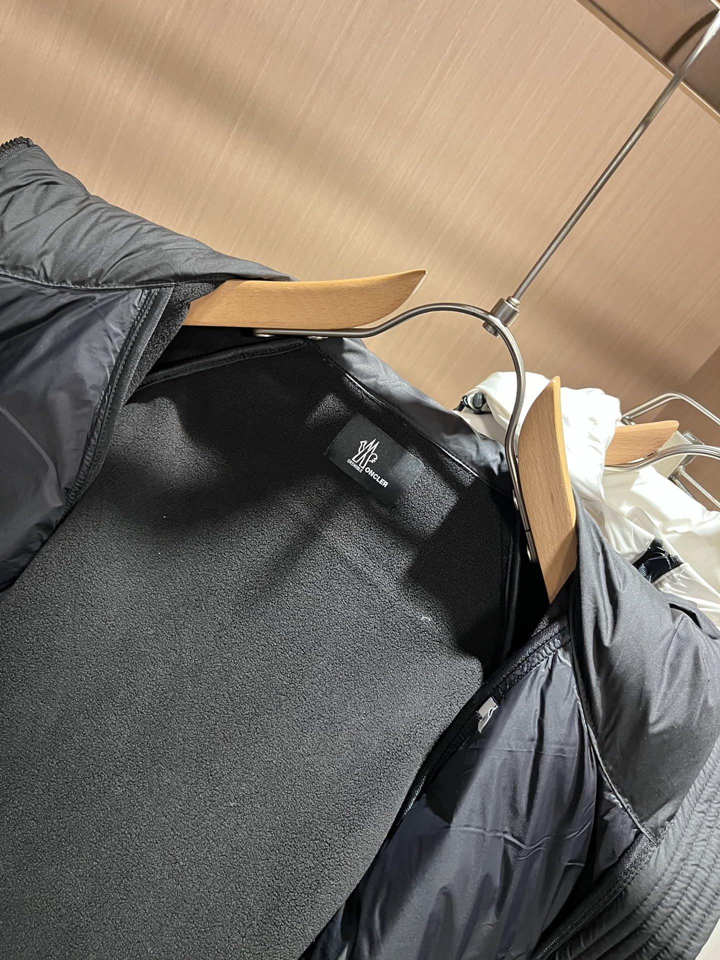 Monc*ler蒙*口 2025秋冬经典羽绒拼接夹克外套，都市时尚休闲款！面料超软面料帅酷爆款夹克外套。