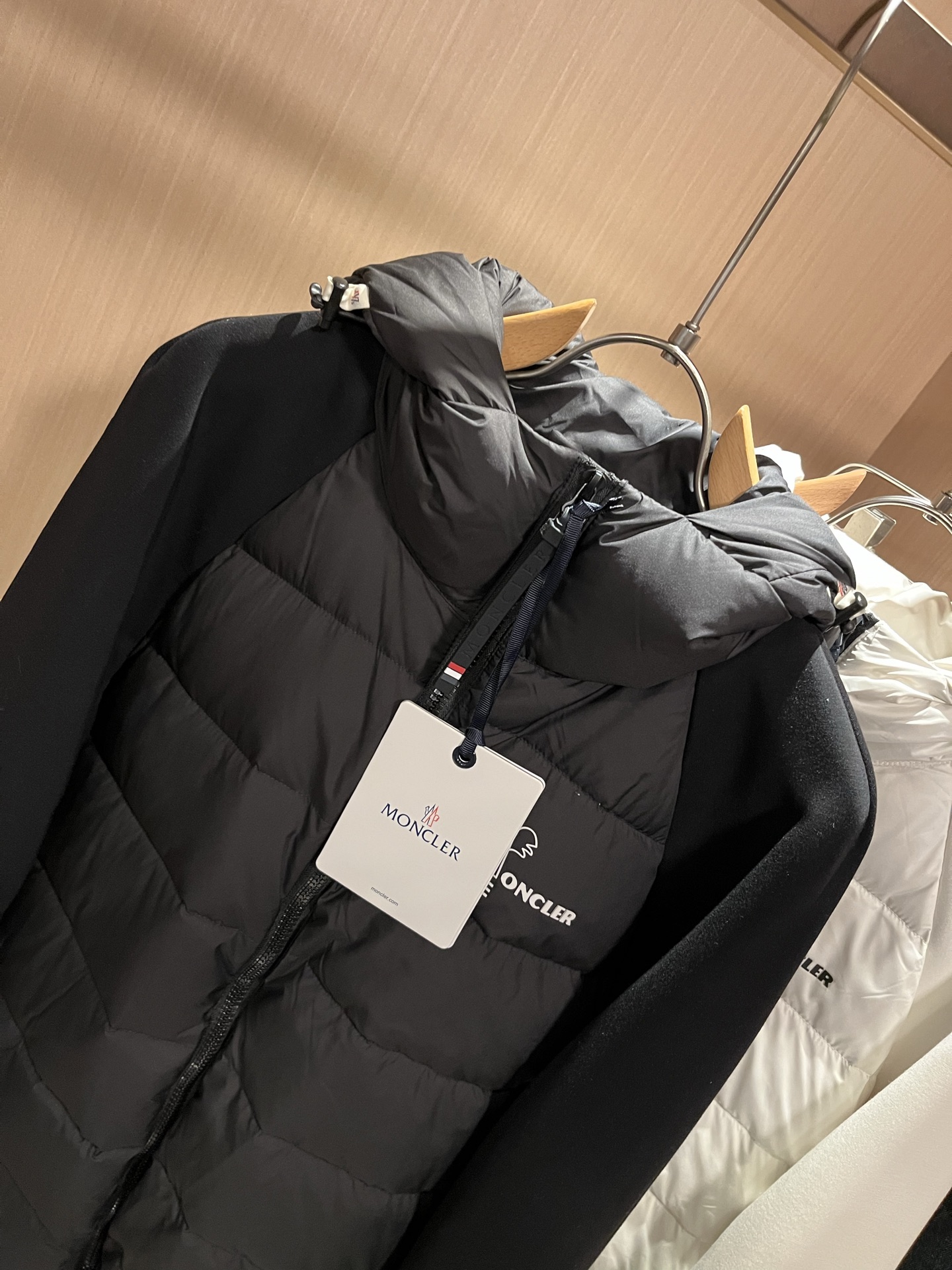 Monc*ler蒙*口 2025秋冬经典羽绒拼接夹克外套，都市时尚休闲款！面料超软面料帅酷爆款夹克外套。