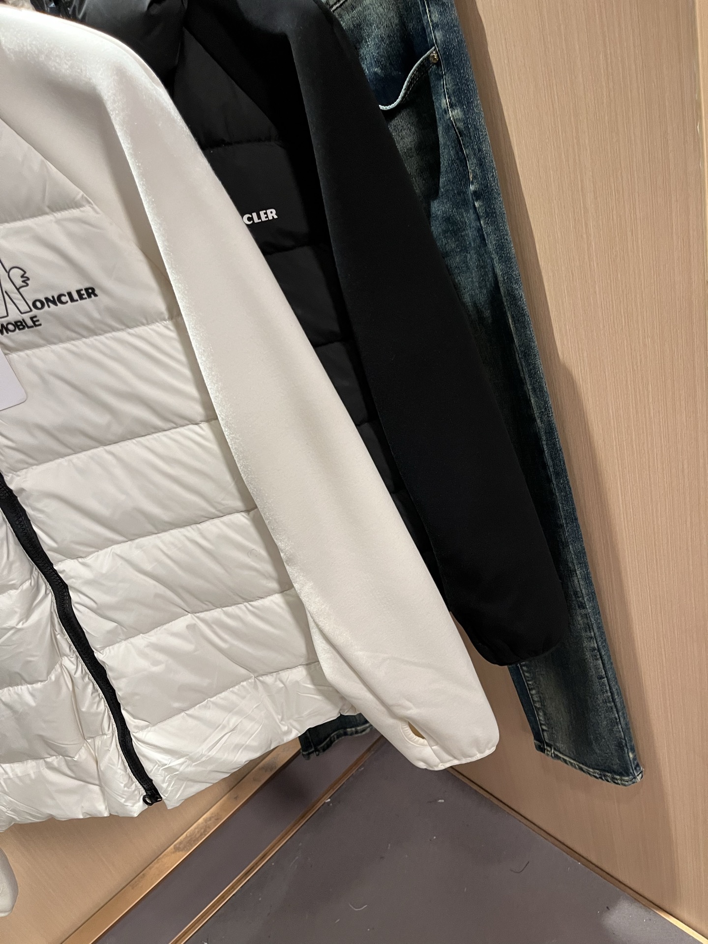 Monc*ler蒙*口 2025秋冬经典羽绒拼接夹克外套，都市时尚休闲款！面料超软面料帅酷爆款夹克外套。