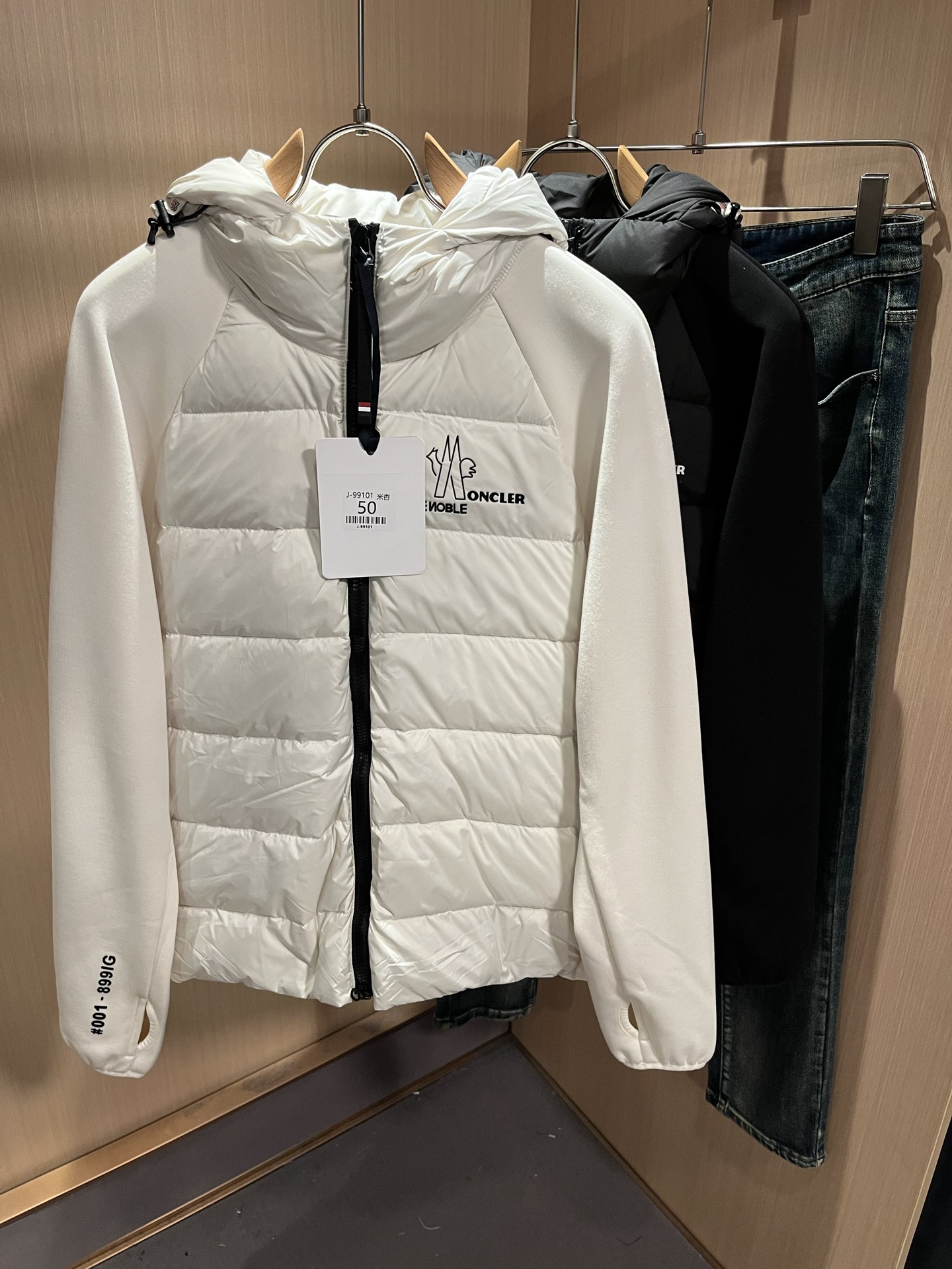 Monc*ler蒙*口 2025秋冬经典羽绒拼接夹克外套，都市时尚休闲款！面料超软面料帅酷爆款夹克外套。