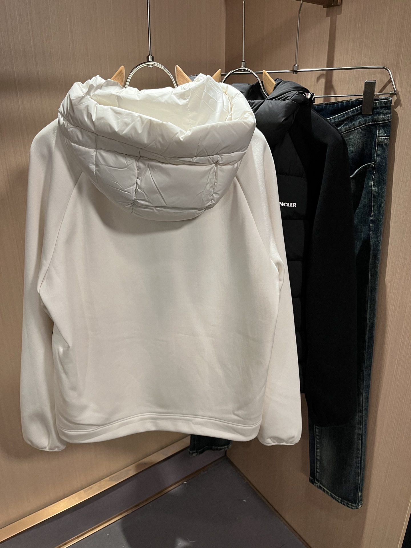 Monc*ler蒙*口 2025秋冬经典羽绒拼接夹克外套，都市时尚休闲款！面料超软面料帅酷爆款夹克外套。