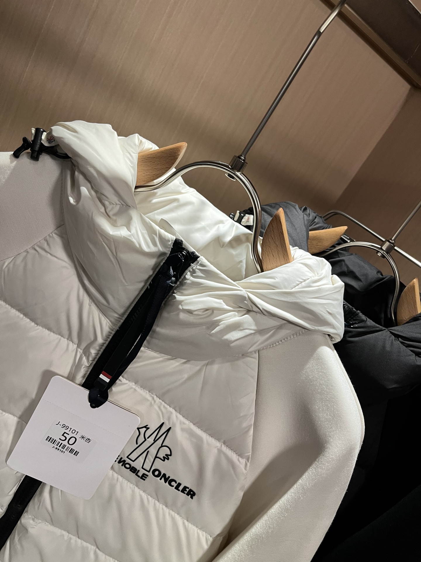 Monc*ler蒙*口 2025秋冬经典羽绒拼接夹克外套，都市时尚休闲款！面料超软面料帅酷爆款夹克外套。