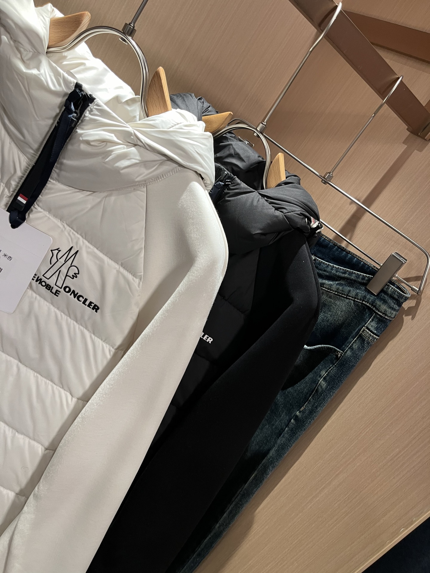 Monc*ler蒙*口 2025秋冬经典羽绒拼接夹克外套，都市时尚休闲款！面料超软面料帅酷爆款夹克外套。