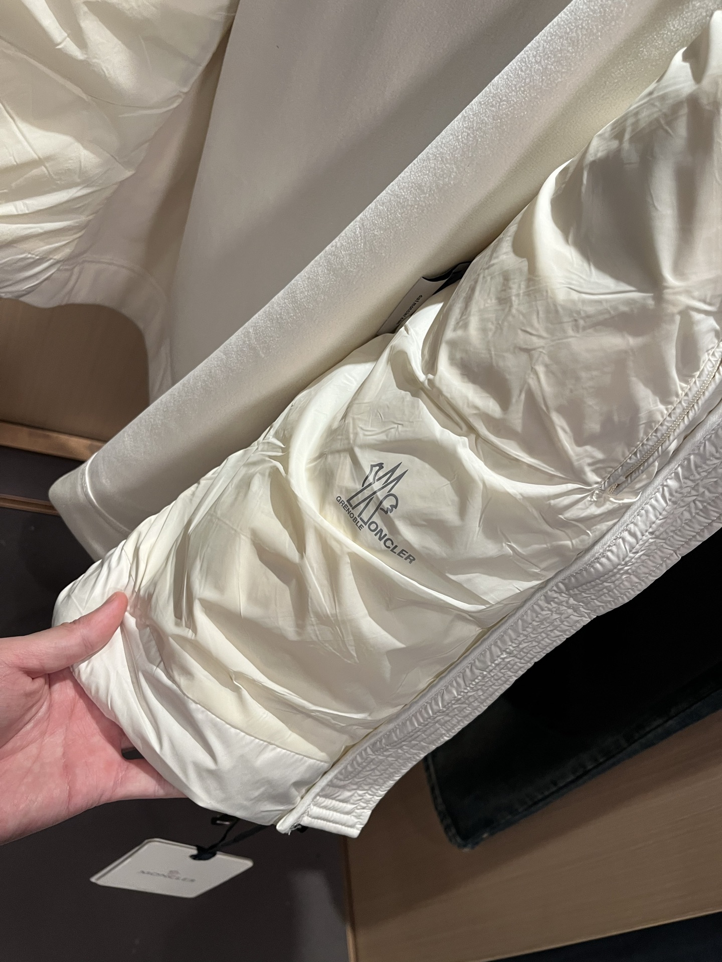 Monc*ler蒙*口 2025秋冬经典羽绒拼接夹克外套，都市时尚休闲款！面料超软面料帅酷爆款夹克外套。