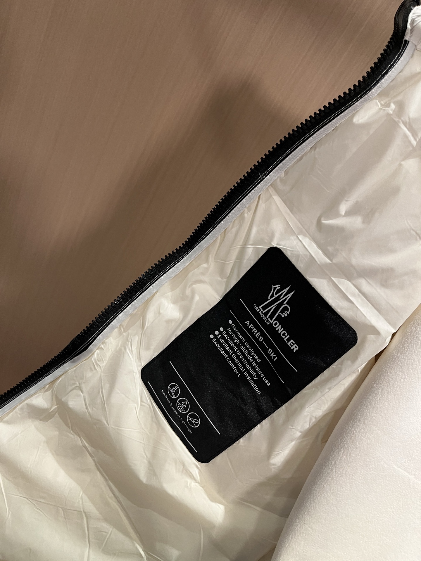 Monc*ler蒙*口 2025秋冬经典羽绒拼接夹克外套，都市时尚休闲款！面料超软面料帅酷爆款夹克外套。