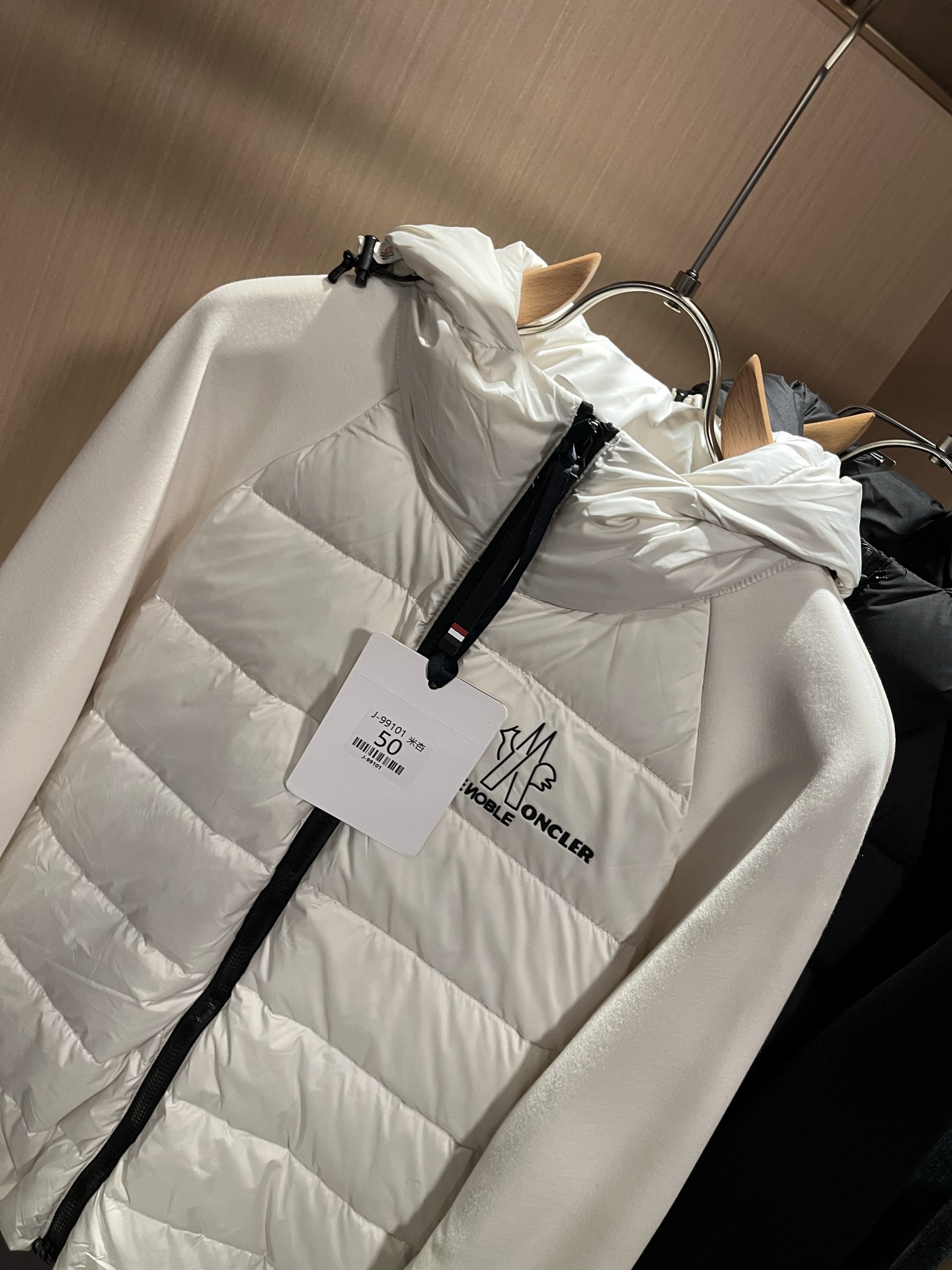 Monc*ler蒙*口 2025秋冬经典羽绒拼接夹克外套，都市时尚休闲款！面料超软面料帅酷爆款夹克外套。