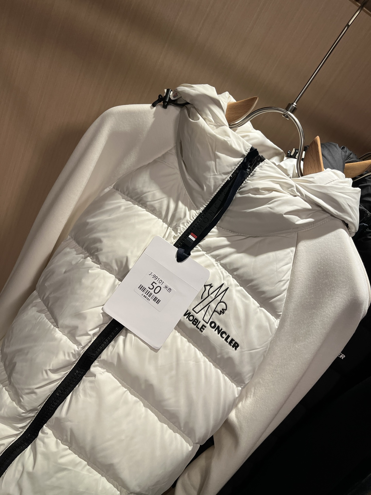 Monc*ler蒙*口 2025秋冬经典羽绒拼接夹克外套，都市时尚休闲款！面料超软面料帅酷爆款夹克外套。