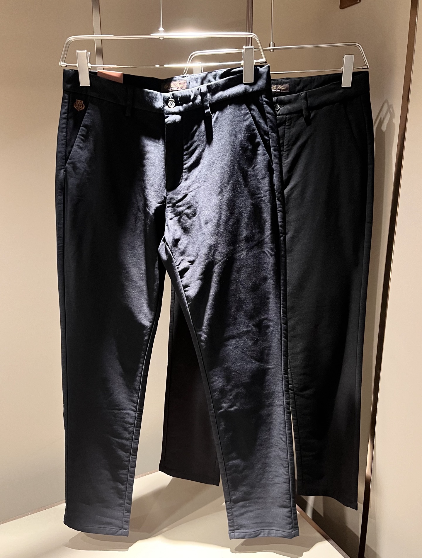 NO:594823,Loro Piana's new fall and winter men's fashion high-end casual trousers, Hong Kong foreign company channel goods, original Japanese factory production, pure blood quality, perfect continuation of the essence and genes of the LP family, from the main fabric to the detailed craftsmanship, all demonstrate the quality of the ingenuity, using multiple brand elements to interpret, logo hardware design!  A soulful expression of identity!  We provide customers with high-grade imported elastic spandex fabrics, very high-end and fashionable detailed craftsmanship. The red ear cloth is made by a specific antique loom. This element represents the identity and rank of the trousers. It is worth savoring!  It is invincible in terms of matching, interpreting the versatility in place, paying attention to the details, all the accessories are supplied by foreign merchants, the tailoring is fit and slim, and the upper body butt lifting effect is excellent. It is a styling item that can only be found but not sought after!  Size 30-40 37 39,,loro piana,loro piana,alexander wang19860909Loro Piana诺悠翩雅 秋冬新品男士时装款高端休闲裤,香港洋行渠道货,日本原厂出品,纯血统品质,完美延续了LP家的精髓与基因,从主体面料到细节工艺,无不彰显出品质的匠心所在,运用多个品牌元素标识来诠释,标志logo五金设计！属于灵魂式的身份彰显！客供高级进口弹力氨纶面料,非常高级且时髦的细节工艺,赤耳布是由特定古董织布机完成,此元素代表着西裤的身份及段位,非常值得细品悦人！在搭配上所向无敌,把百搭阐释到位,细节匠心考究,辅料皆为外商客供,剪裁合体修身,上身提臀效果绝佳,可遇而不可求的造型单品！尺码30-40 37 39,,loro piana,loro piana,alexander wang,Men's clothing