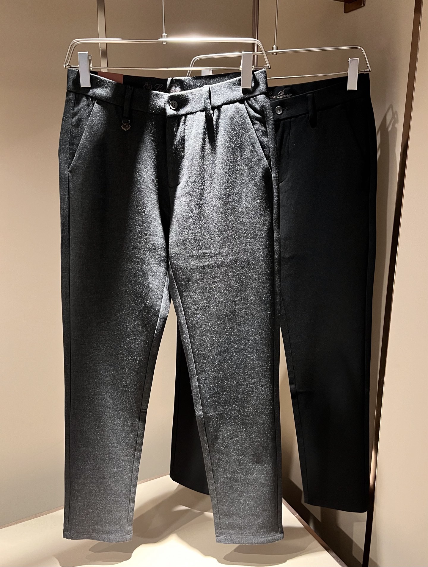 NO:594827,Loro Piana's new autumn and winter men's fashion high-end cashmere casual trousers, Hong Kong foreign company channel goods, original Japanese factory production, pure blood quality, perfect continuation of the essence and genes of the LP family, from the main fabric to the detailed craftsmanship, all demonstrate the quality of the ingenuity, using multiple brand elements to interpret, logo hardware design!  A soulful expression of identity!  We provide customers with high-grade imported cashmere fabrics, very high-end and fashionable detailed craftsmanship, and the red ear cloth is made by a specific antique loom. This element represents the identity and rank of the jeans, which is worth savoring!  It is invincible in terms of matching, interpreting the versatility in place, paying attention to the details, all the accessories are supplied by foreign merchants, the tailoring is fit and slim, and the upper body butt lifting effect is excellent. It is a styling item that can only be found but not sought after!  Size 30-40 37 39,,loro piana,loro piana,jeans,alexander wang19860909Loro Piana诺悠翩雅 秋冬新品男士时装款高端羊绒休闲西裤,香港洋行渠道货,日本原厂出品,纯血统品质,完美延续了LP家的精髓与基因,从主体面料到细节工艺,无不彰显出品质的匠心所在,运用多个品牌元素标识来诠释,标志logo五金设计！属于灵魂式的身份彰显！客供高级进口羊绒面料,非常高级且时髦的细节工艺,赤耳布是由特定古董织布机完成,此元素代表着牛仔裤的身份及段位,非常值得细品悦人！在搭配上所向无敌,把百搭阐释到位,细节匠心考究,辅料皆为外商客供,剪裁合体修身,上身提臀效果绝佳,可遇而不可求的造型单品！尺码30-40 37 39,,loro piana,loro piana,jeans,alexander wang,Men's clothing