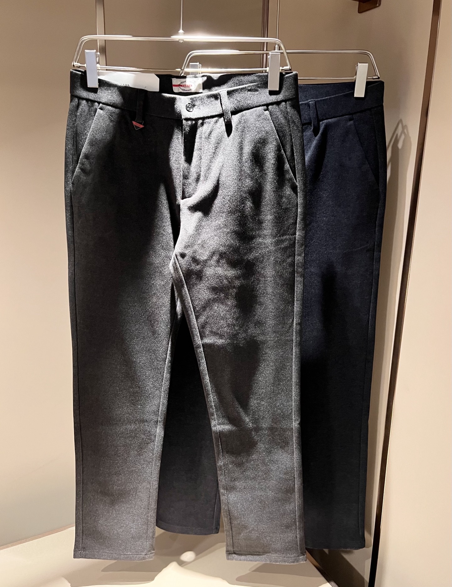 NO:594825,PRA*DA new autumn and winter cashmere trousers, men's classic business casual basic trousers and trousers!  Trading company channels are rare, leading official website sales!  A pair of trousers with both design value and practical wearability. Taking into account the fashion sense at the same time, it is definitely the best item of the P family this year!  Customized original cashmere fabric!  Getting the real thing will definitely make you want to repurchase infinitely!  The basic style of suit pants, with just the right cutting technology, is very tolerant to the body shape, can well modify the shape of the legs, visually makes the legs longer and straighter, and adds a lot of points to your appearance and aura!  Customized YKK metal zippers, customized original logo hardware and accessories for decoration!  The iconic classic logo hardware badge patch on the back is self-evident in its recognition and luxury, and it is low-key without losing the sense of identity!  The autumn and winter trousers are a versatile and basic classic that can be easily used for both business and leisure. There is no reason not to buy them!  Size 30-40 37 39,,prada,business suit,alexander wang19860909PRA*DA 普*达 秋冬新款羊绒西裤,男士经典商务休闲基础长裤西裤！贸易公司渠道稀出,领先官网发售！设计值与实穿性均在线的一款裤装,兼顾时尚感的同时,绝对算得上是今年P家最佳单品无疑！定制原版羊绒面料！实物到手绝对会让你有无限回购的渴望！基础的西装裤版型,恰到好处的裁剪工艺,对于身材包容性极好,能够很好的修饰腿型,在视觉上显腿长显腿直,为你的颜值与气场加分不少！客供定制YKK金属拉链,定制原版logo五金辅料修饰！后幅标志性经典标五金徽章贴饰,其辨识度与奢华感不言而喻,低调中不失身份感！的秋冬神裤,百搭基础的经典,商务休闲皆可轻松应对,根本找不到不入手的理由！尺码30-40 37 39,,prada,business suit,alexander wang,Men's clothing