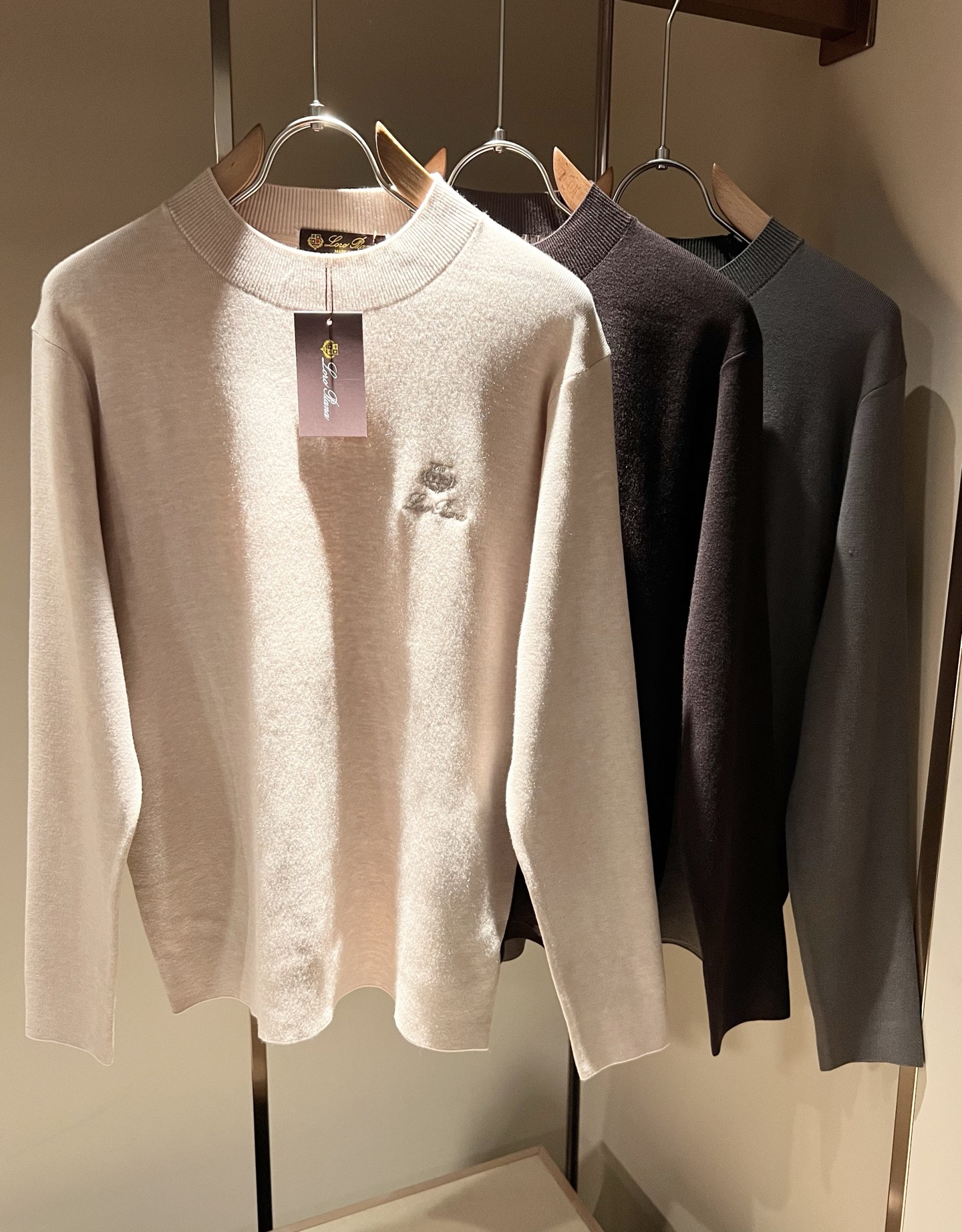 NO:594837,Loro Piana's latest trade order knitted woolen sweaters for men in fall and winter, all in good condition!  !  The upper body is comfortable and breathable, not stiff, and the overall body has a rich three-dimensional sense. Quality export order, logo embroidery design on the chest!  The tailoring of exclusive knitted wool fabrics meets the simple needs of commuters. The upper body effect is very good, slimming, and not picky about the figure. The workmanship of the fabric... is impeccable. Only good craftsmanship and good fabrics can make you wear a good taste. It is a must-have item for everyone!  Size M-3XL,,loro piana,alexander wang19860909Loro Piana诺悠翩雅 秋冬男士最新的贸易订单针织羊毛衫,全品相！！上身舒适透气,不僵硬,整体有着丰富的立体感,品质出口订单,胸前logo图案刺绣设计！定制专属针织羊毛面料剪裁,满足通勤人们对于着装的简约需求,上身效果很好,显瘦,不挑剔身材.面料做工....无可挑剔,好工艺好面料才能穿出好品味一款,人手必备单品！尺码M-3XL,,loro piana,alexander wang,Men's clothing