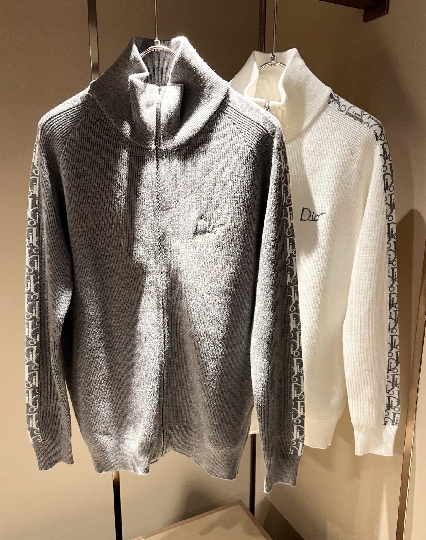 NO:594846,Dio*Dijia's new autumn and winter knitted wool cardigans for men and women are on sale simultaneously at the counter!  Customized exclusive wool fabric, easy to match, extremely high-grade, perfectly integrated into fashion and style, a top-notch fashionable style that is perfect for outer wear!  The whole thing gives people a natural feeling!  The ultimate classic uses the latest three-dimensional letter logo element embroidery design!  The ultimate heavy work, the ultimate perfection!  Fans who pursue high quality should rush to buy it by themselves, and we sincerely invite all fans who know the goods to appreciate this model together!  !  Size M-3XL,,dior,dior,alexander wang19860909Dio*迪家 秋冬新款男女同款针织羊毛开衫,专柜同步发售！定制专属羊毛面料,从容百搭,档次极高,完美融入时尚还有风情感一款完美符合外穿的顶尖时髦气质款！整体给人浑然天成的感觉！极致经典采用最新立体字母logo元素刺绣设计！极致的重工极致的完美！追求高品质的粉丝们请自行抢购,诚邀所有识货的粉丝一同鉴赏此款！！尺码M-3XL,,dior,dior,alexander wang,Men's clothing